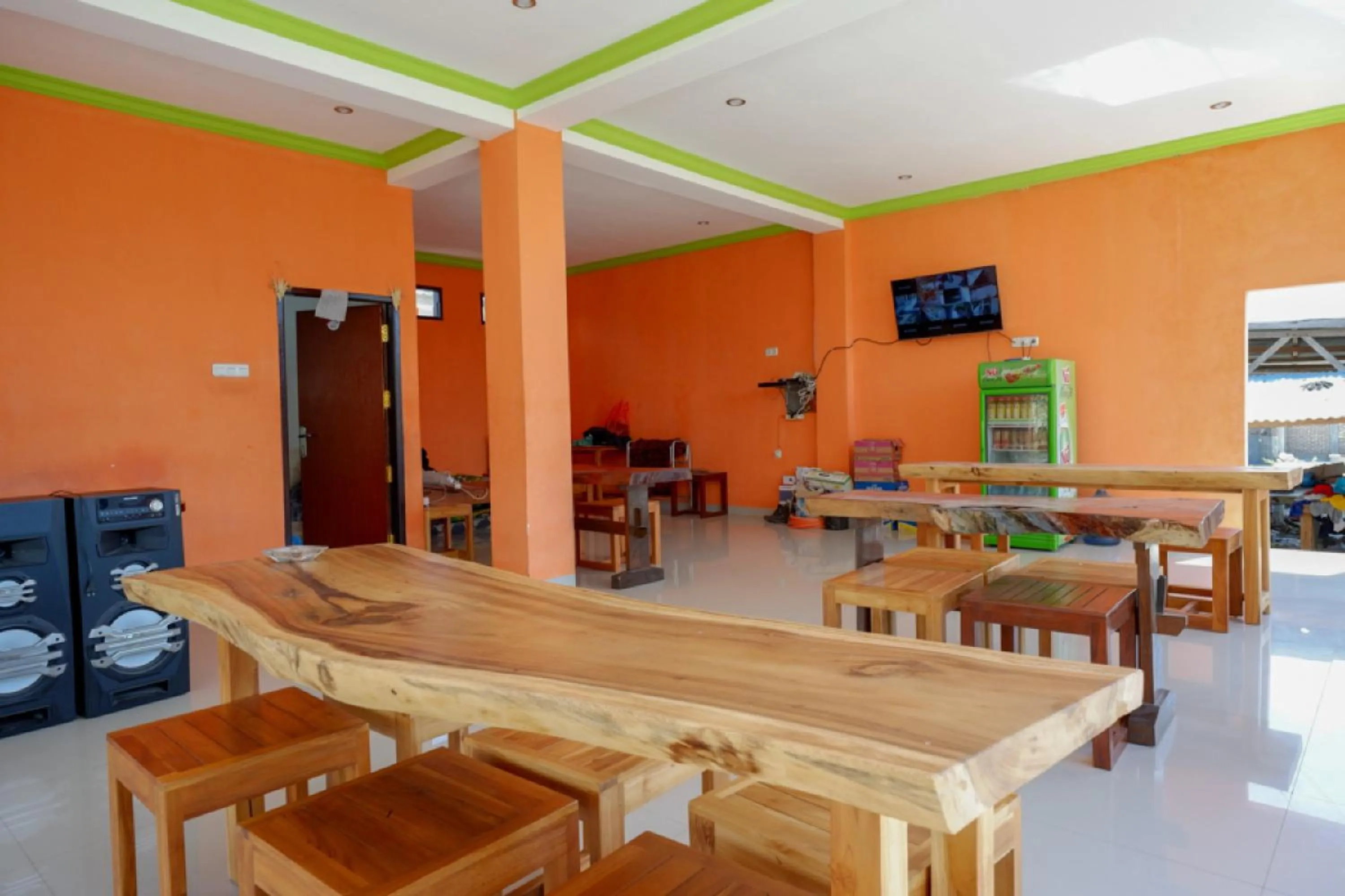 Restaurant/places to eat in RedDoorz near Taman Makam Pahlawan Tatura