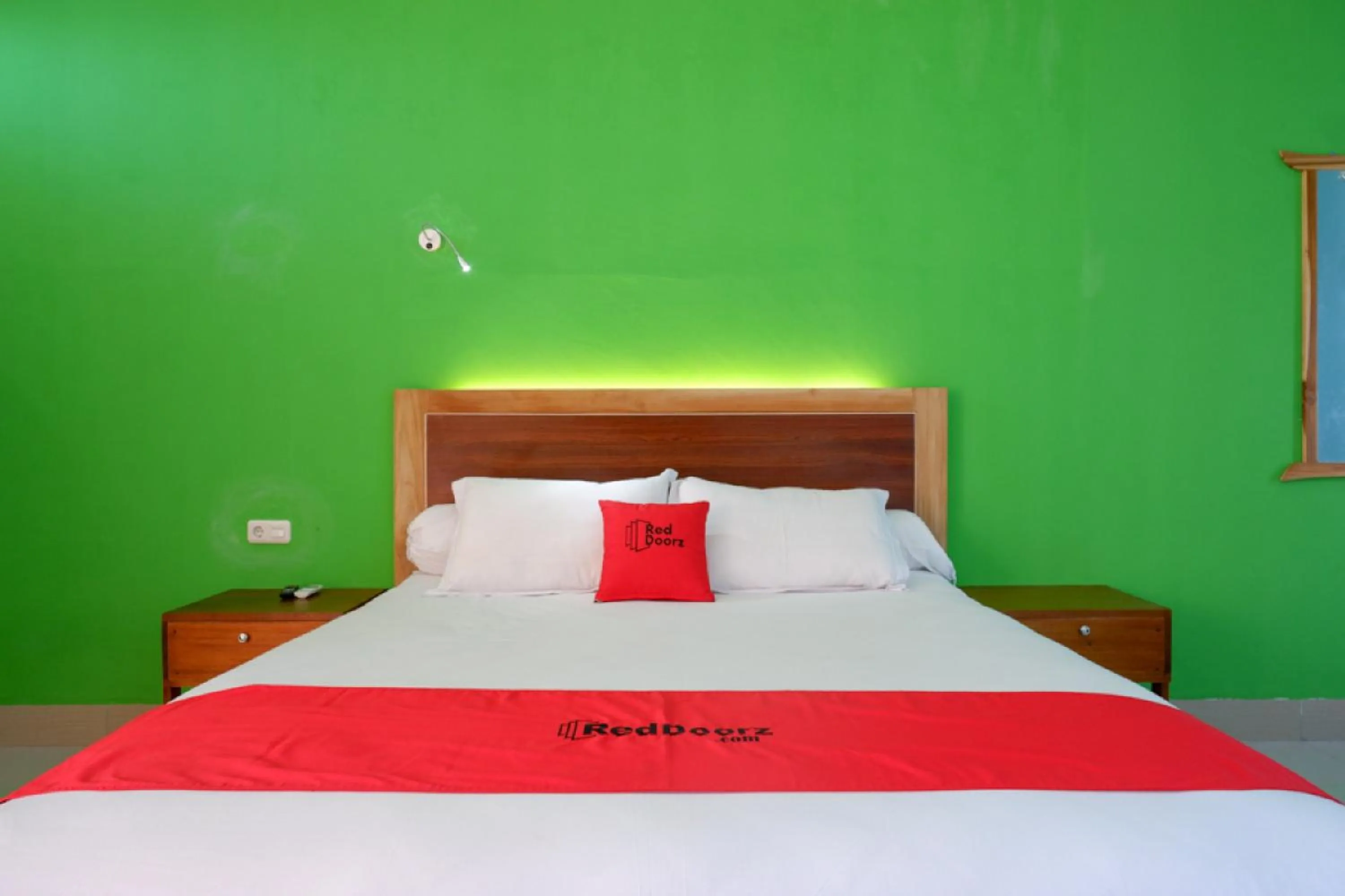 Bedroom, Bed in RedDoorz near Taman Makam Pahlawan Tatura