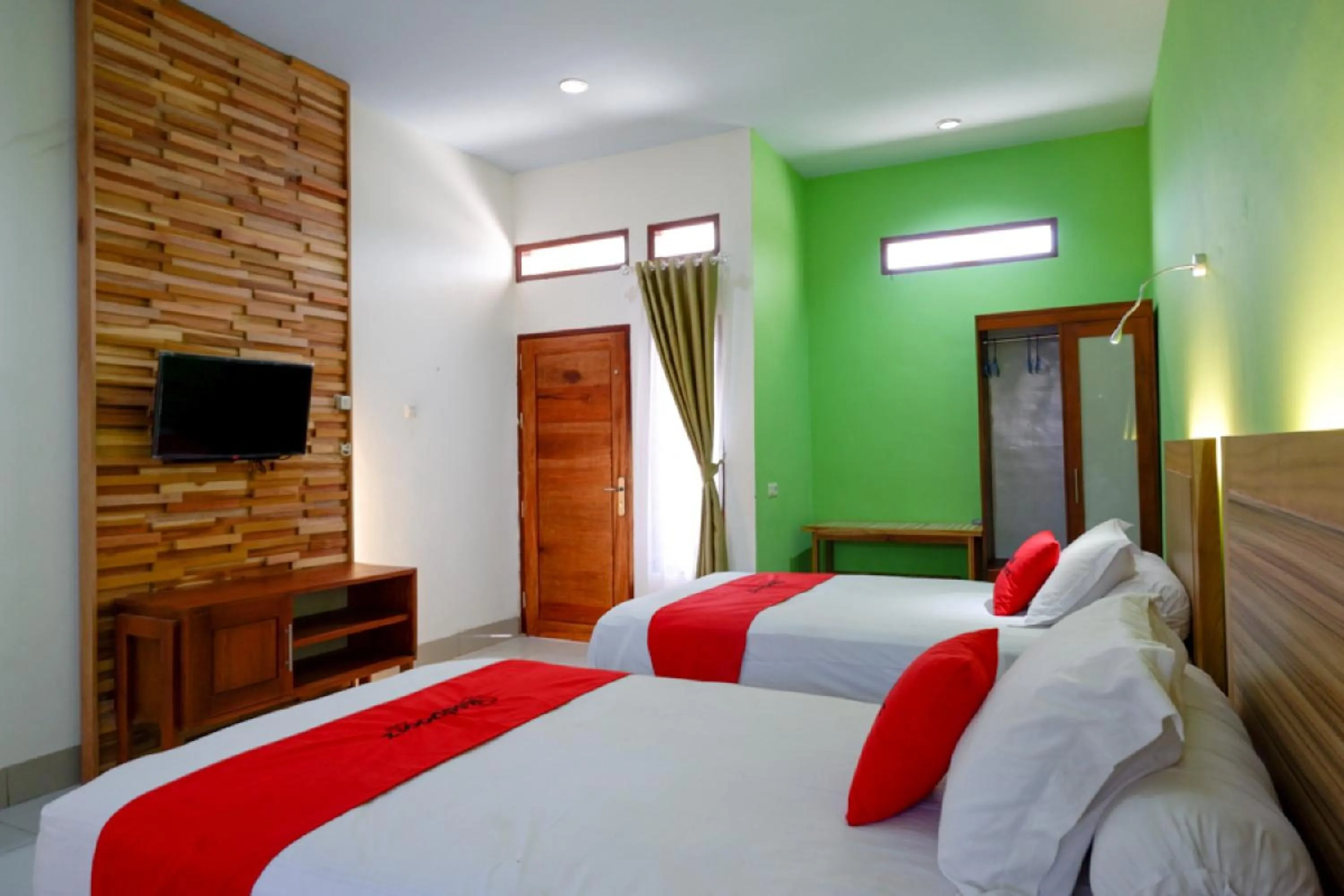 Bedroom, Bed in RedDoorz near Taman Makam Pahlawan Tatura