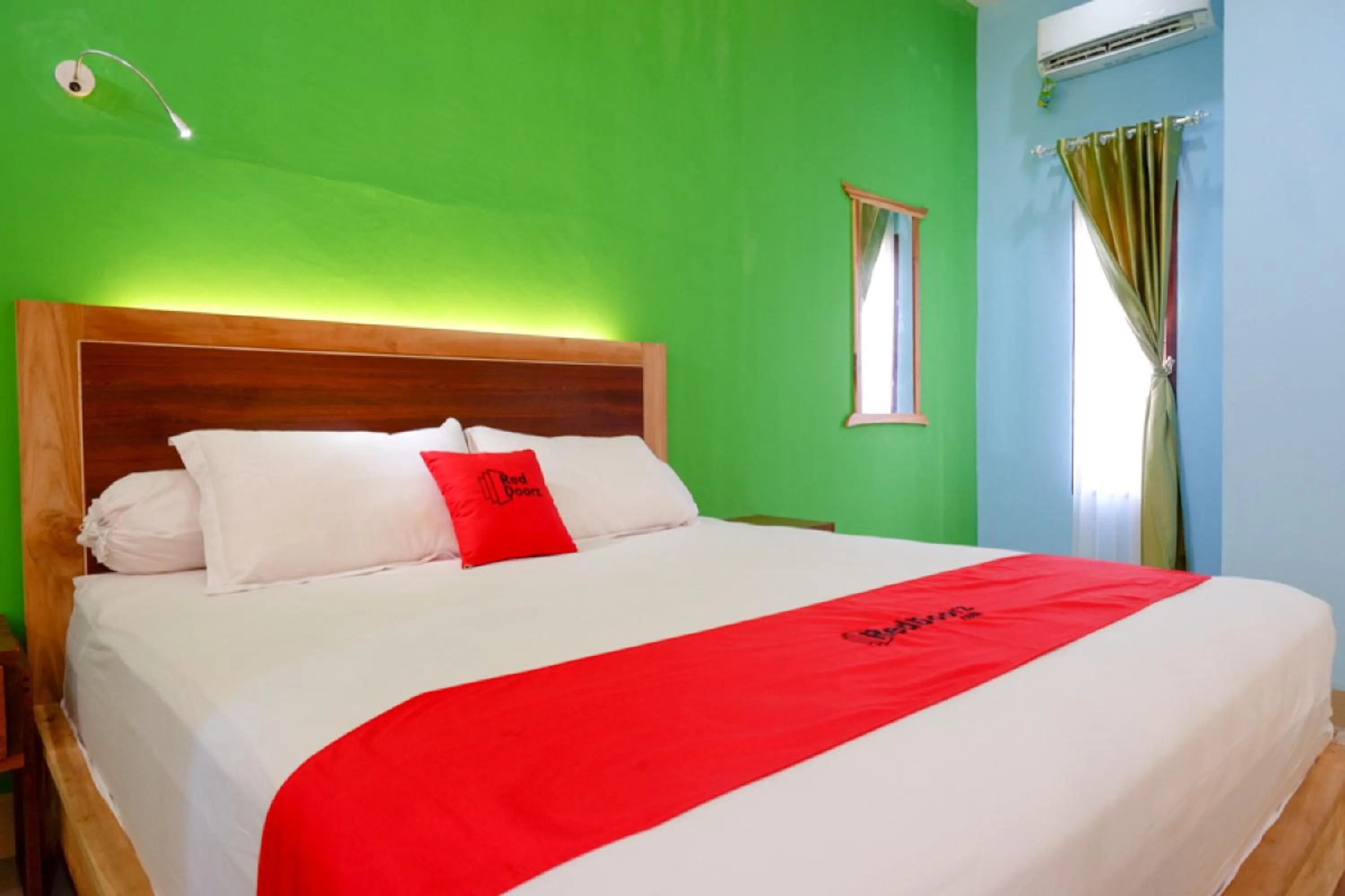 Bedroom, Bed in RedDoorz near Taman Makam Pahlawan Tatura