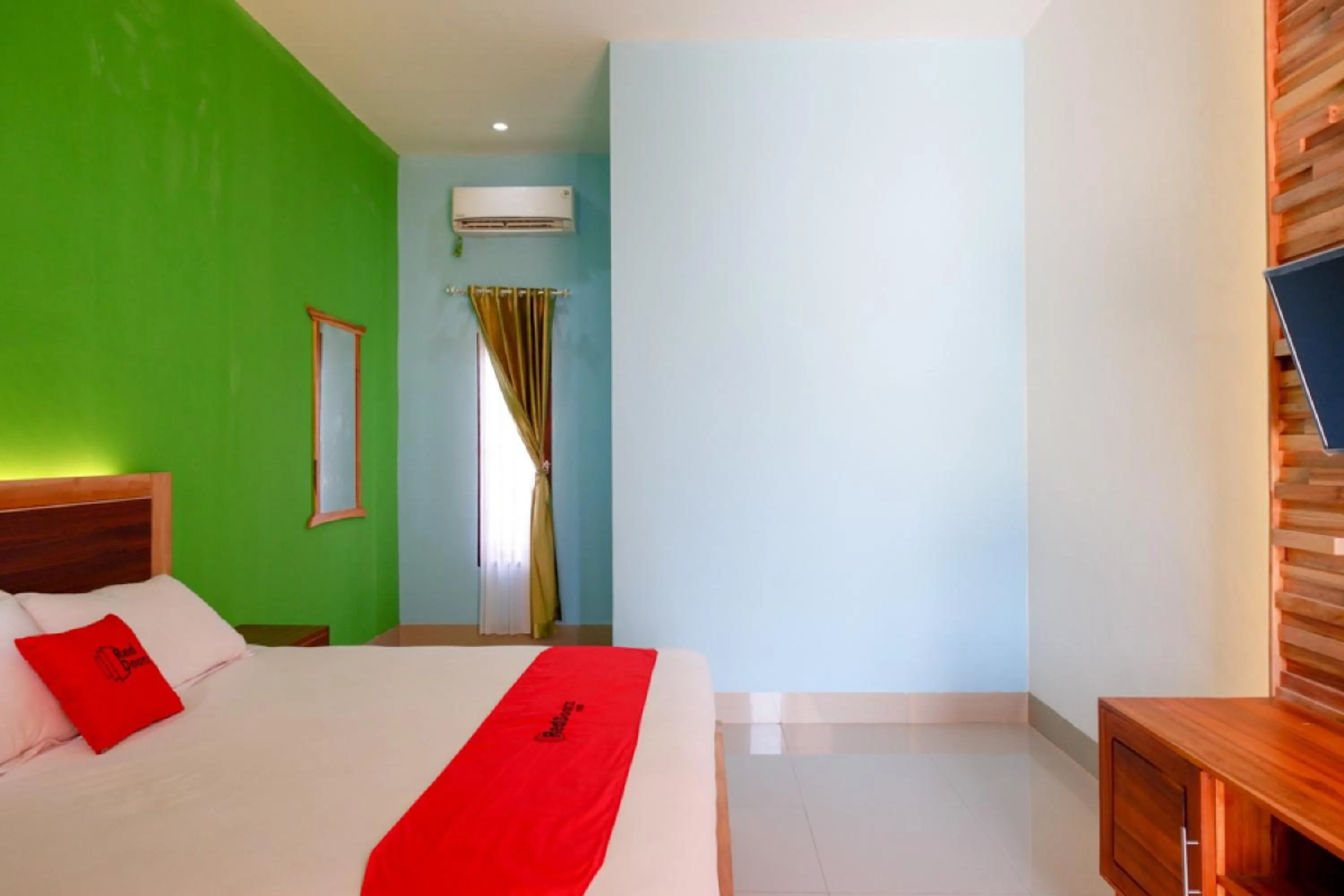 Bedroom, Bed in RedDoorz near Taman Makam Pahlawan Tatura