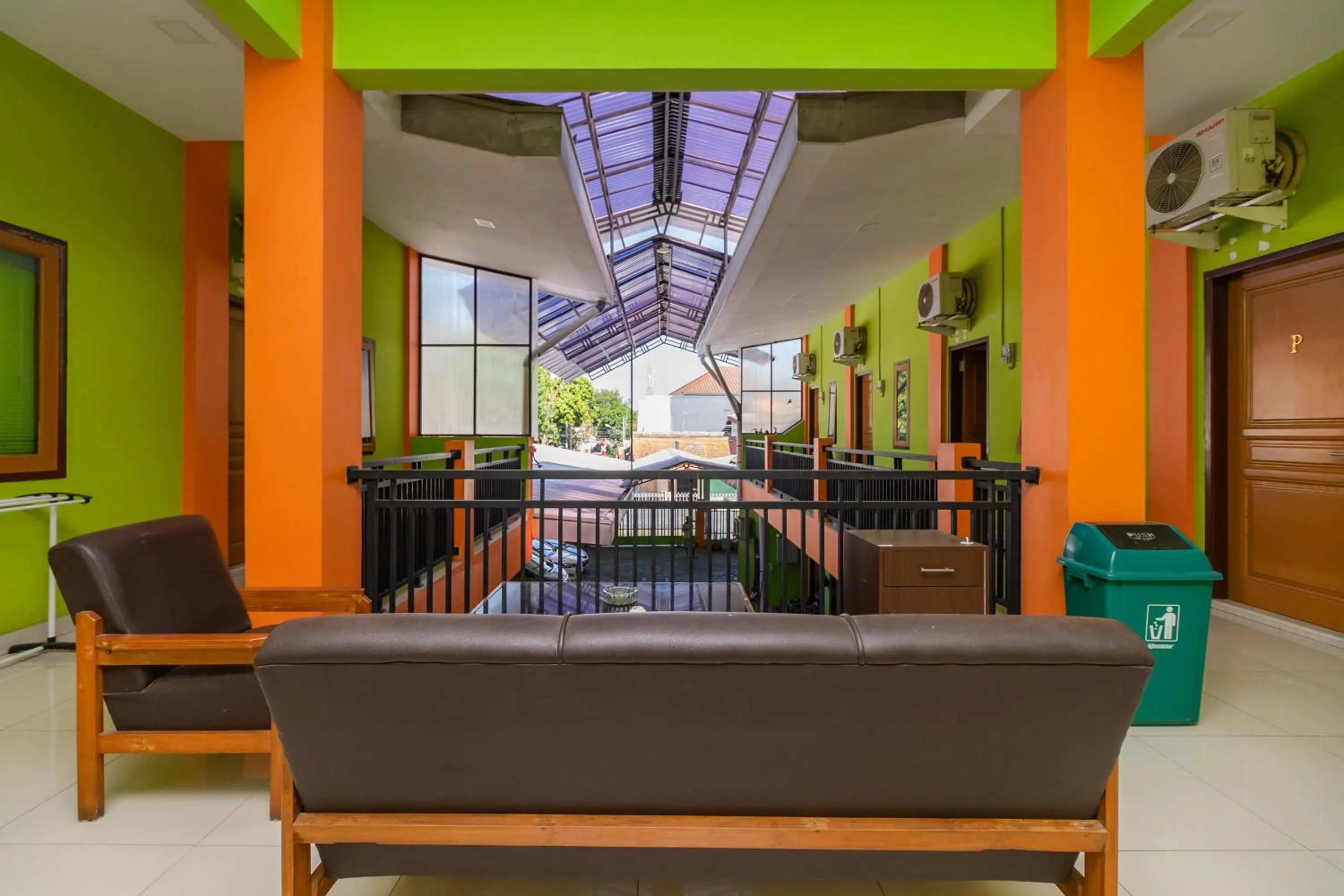 Balcony/Terrace in RedDoorz near Kejaksan Station Cirebon 2