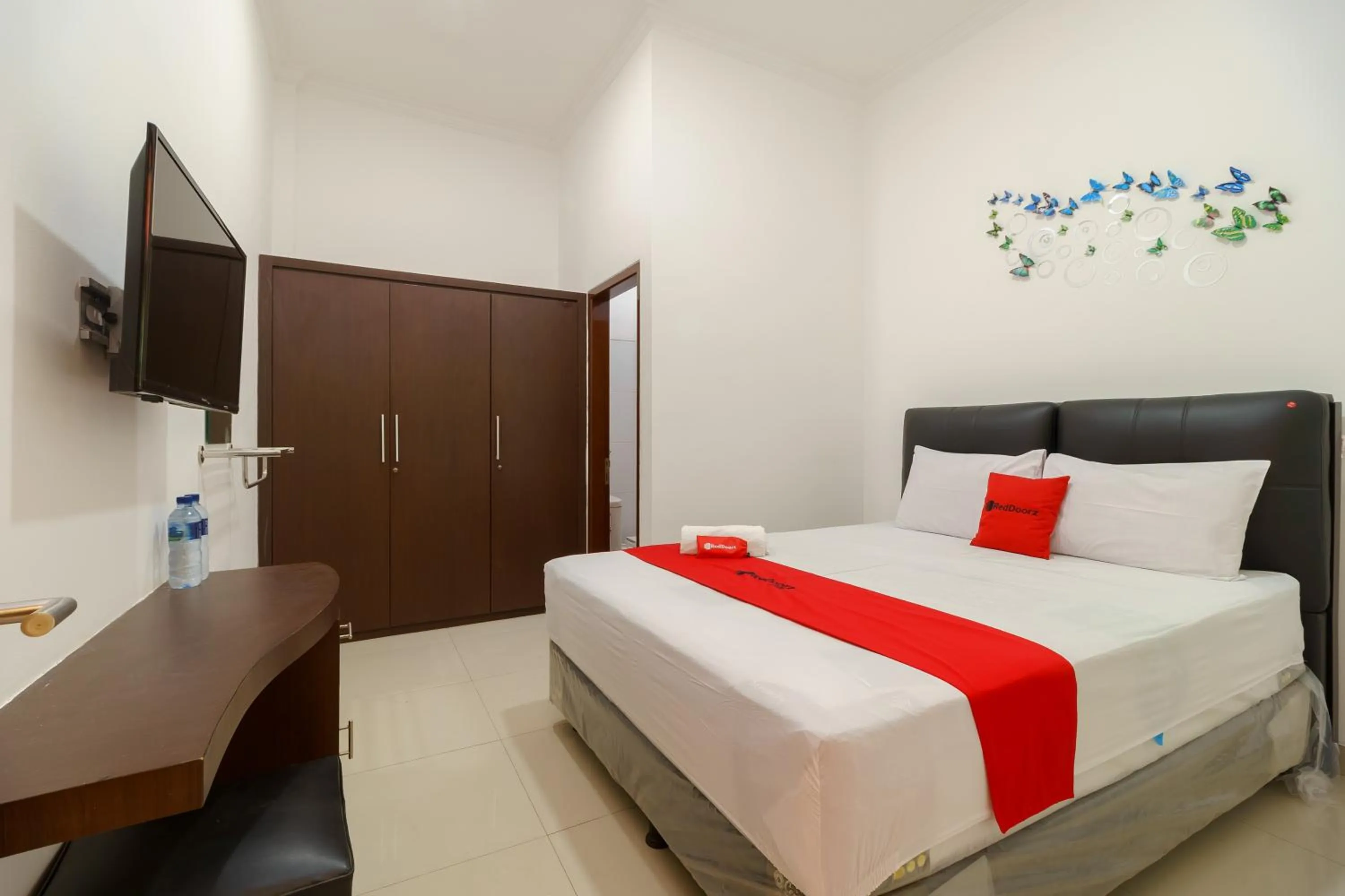 Bedroom, Bed in RedDoorz near Kejaksan Station Cirebon 2