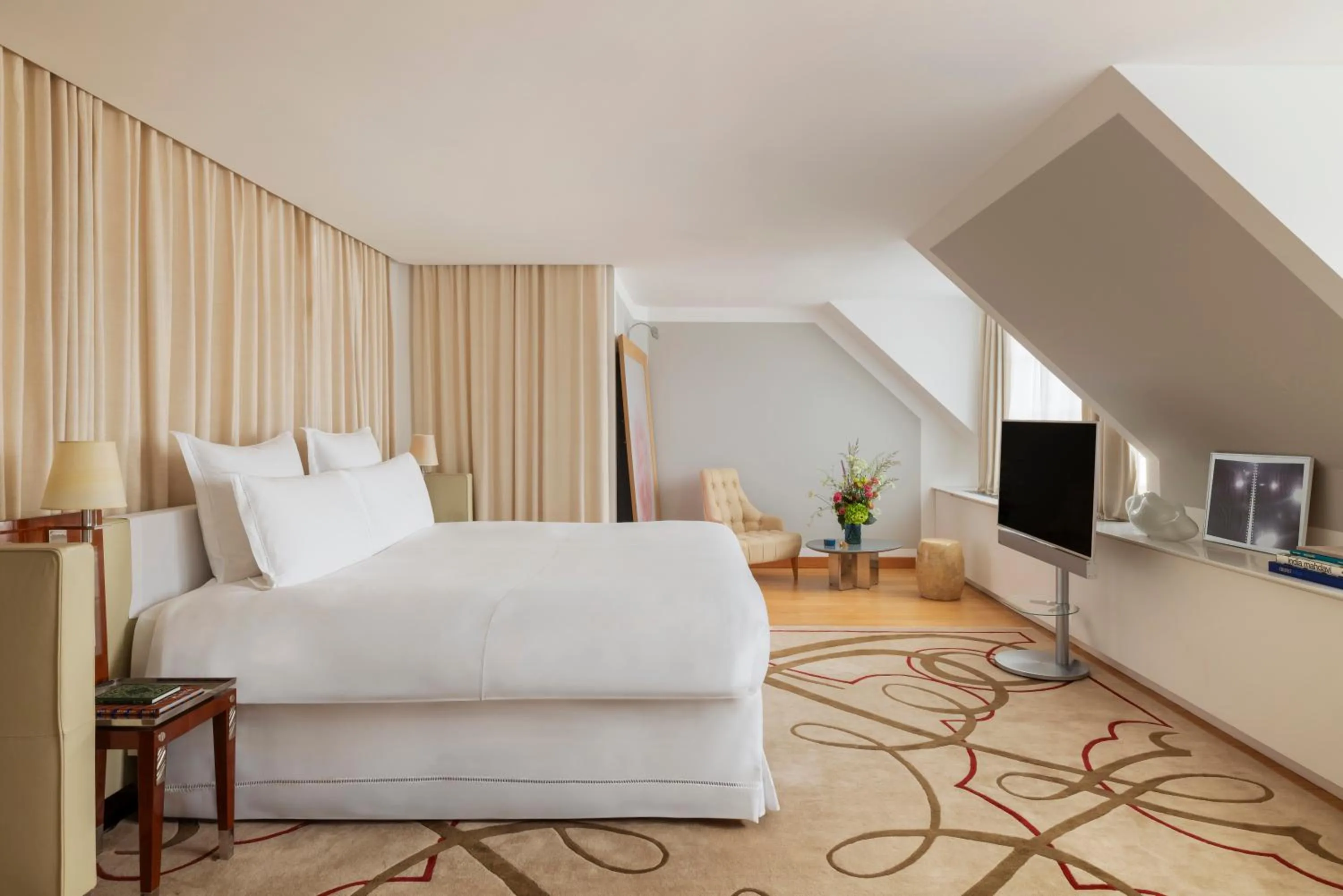 Bedroom, Bed in Hôtel Le Royal Monceau Raffles Paris