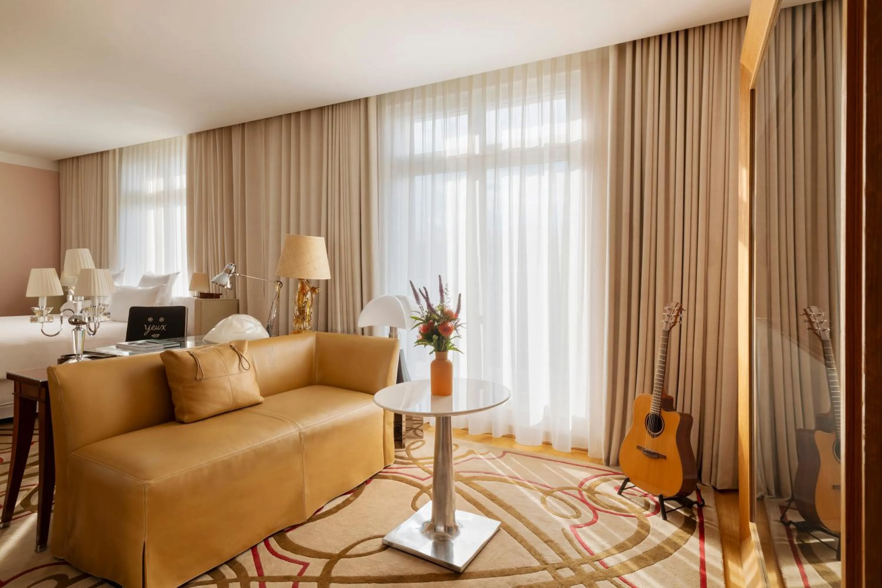 Seating area, Bed in Hôtel Le Royal Monceau Raffles Paris