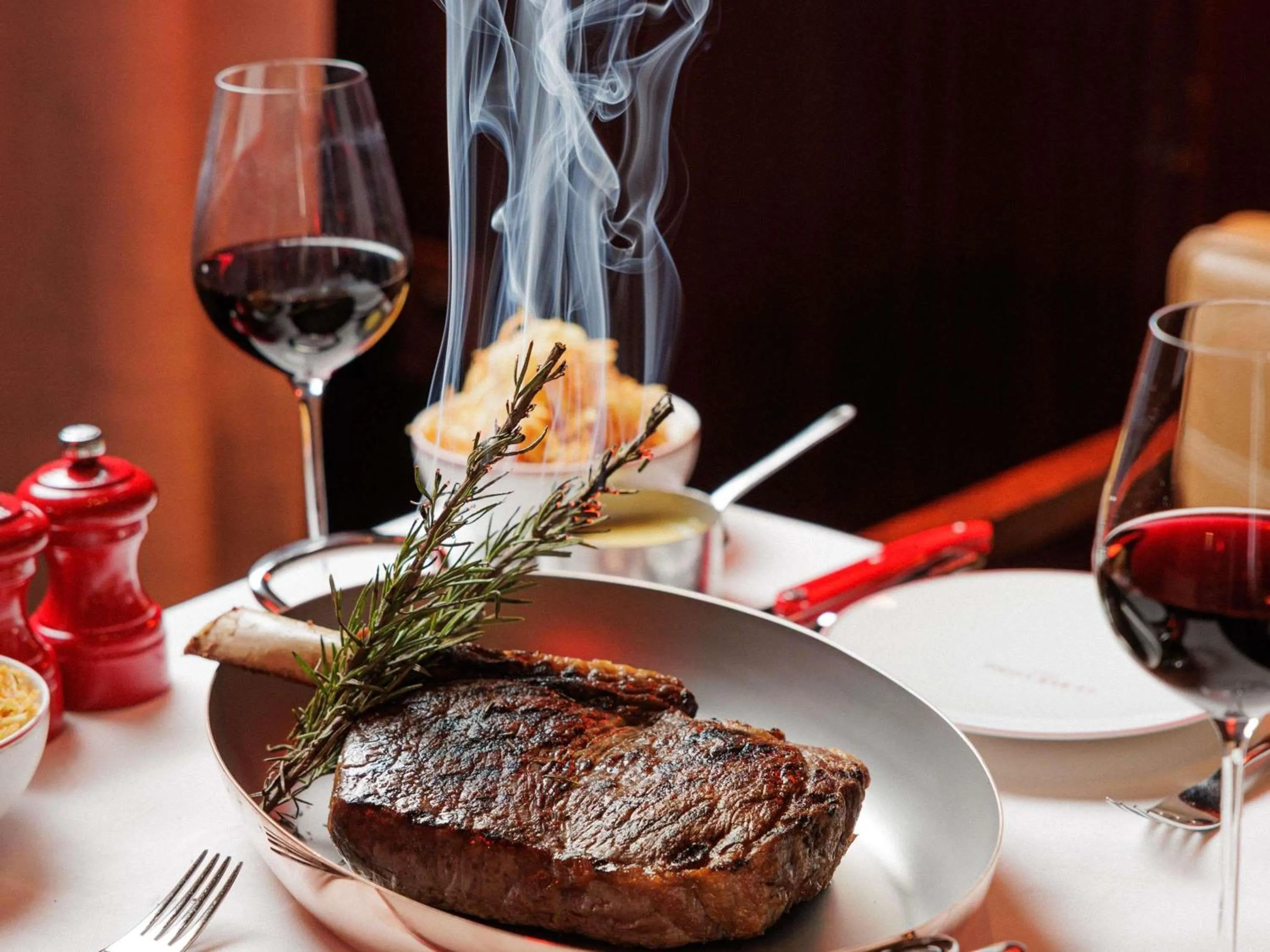 Lounge or bar in Hôtel Le Royal Monceau Raffles Paris