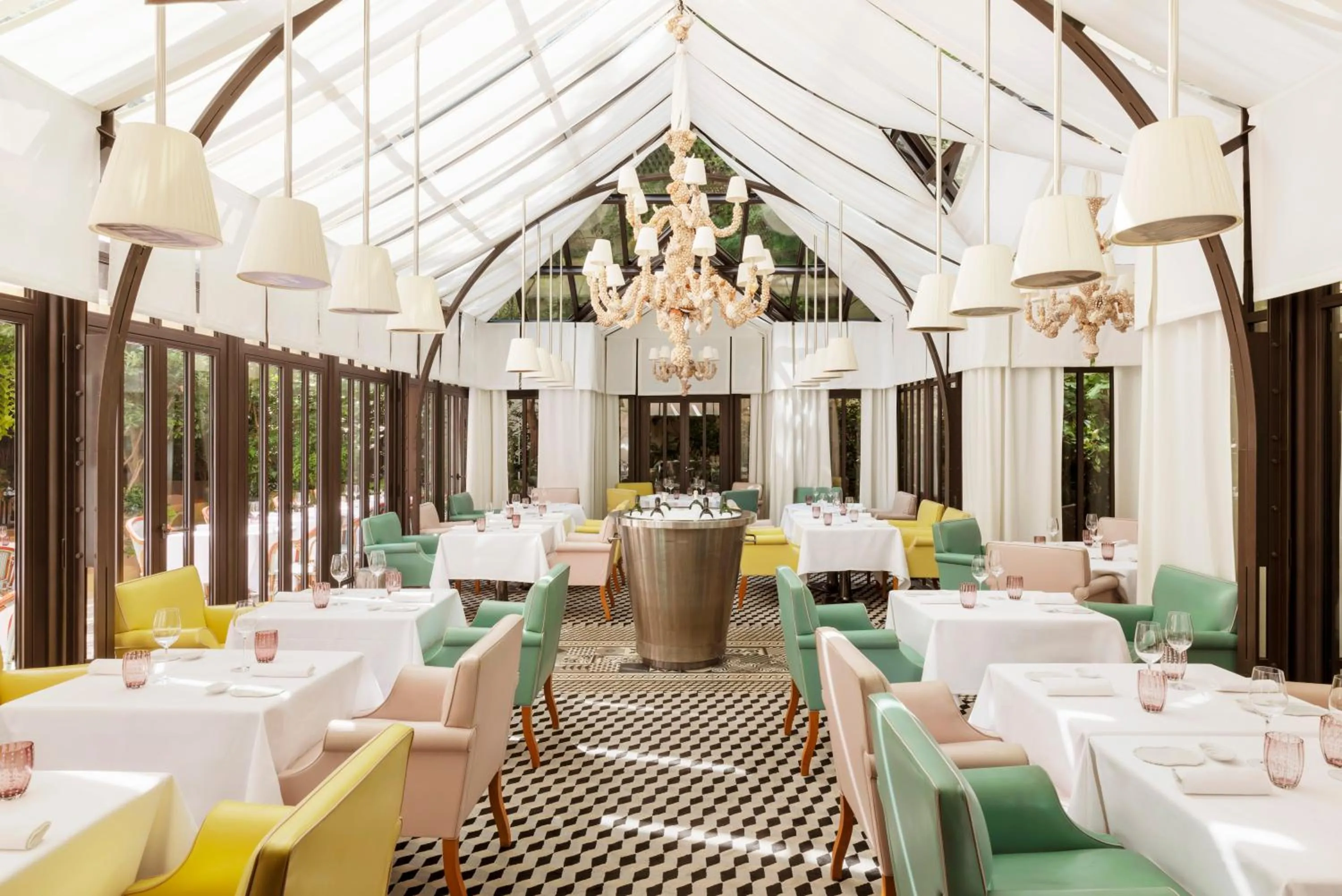 Restaurant/places to eat in Hôtel Le Royal Monceau Raffles Paris