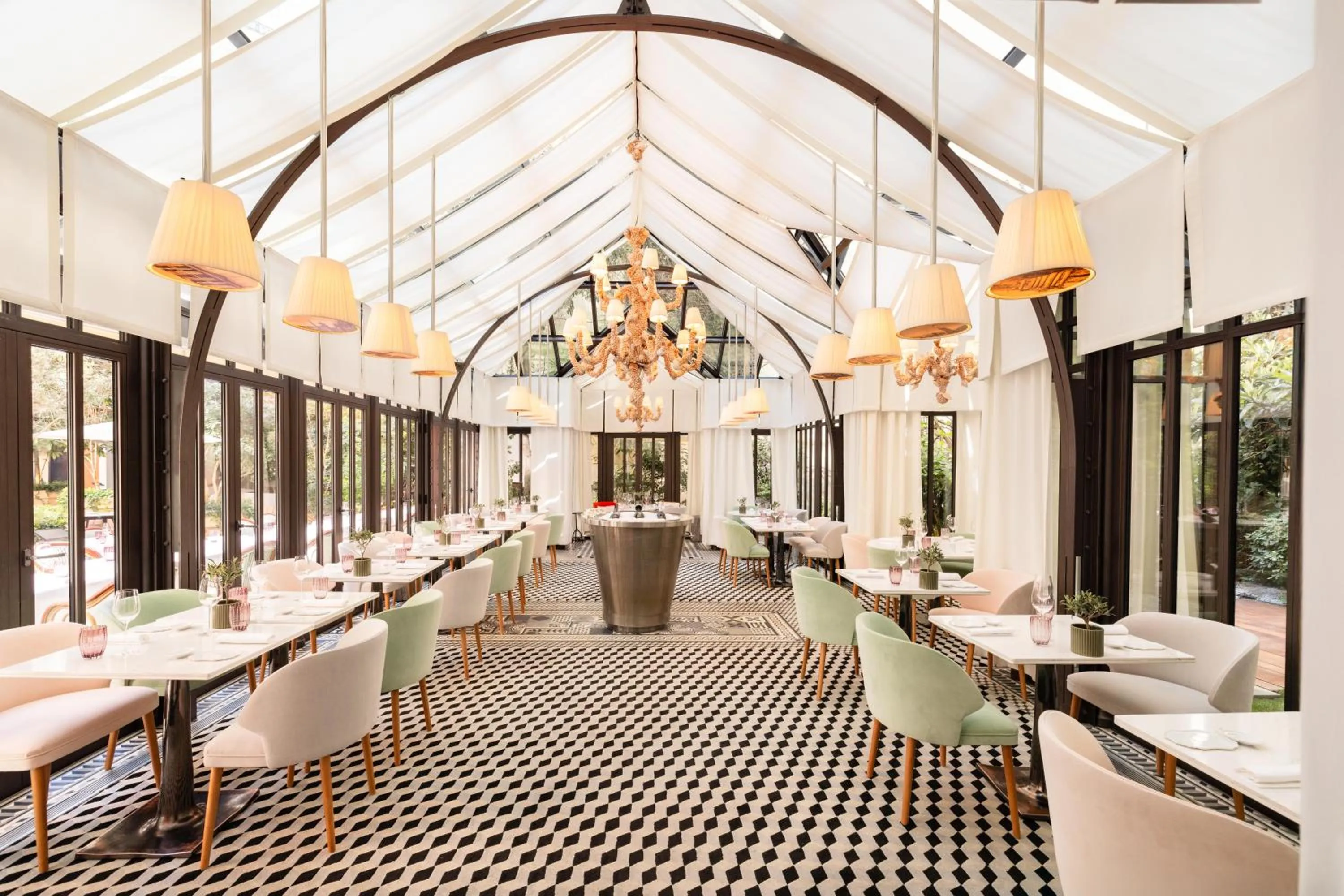 Restaurant/places to eat in Hôtel Le Royal Monceau Raffles Paris
