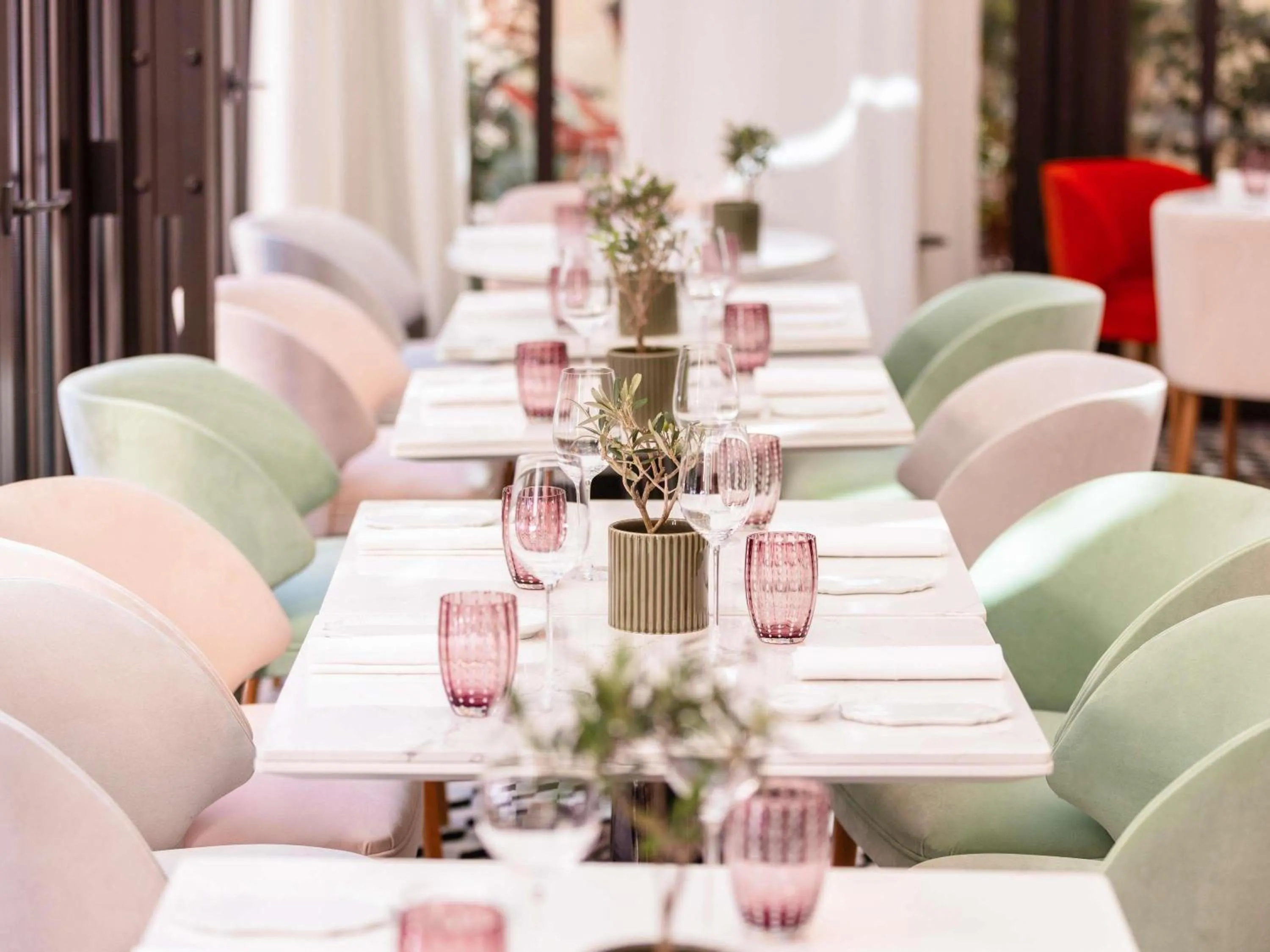 Restaurant/places to eat in Hôtel Le Royal Monceau Raffles Paris