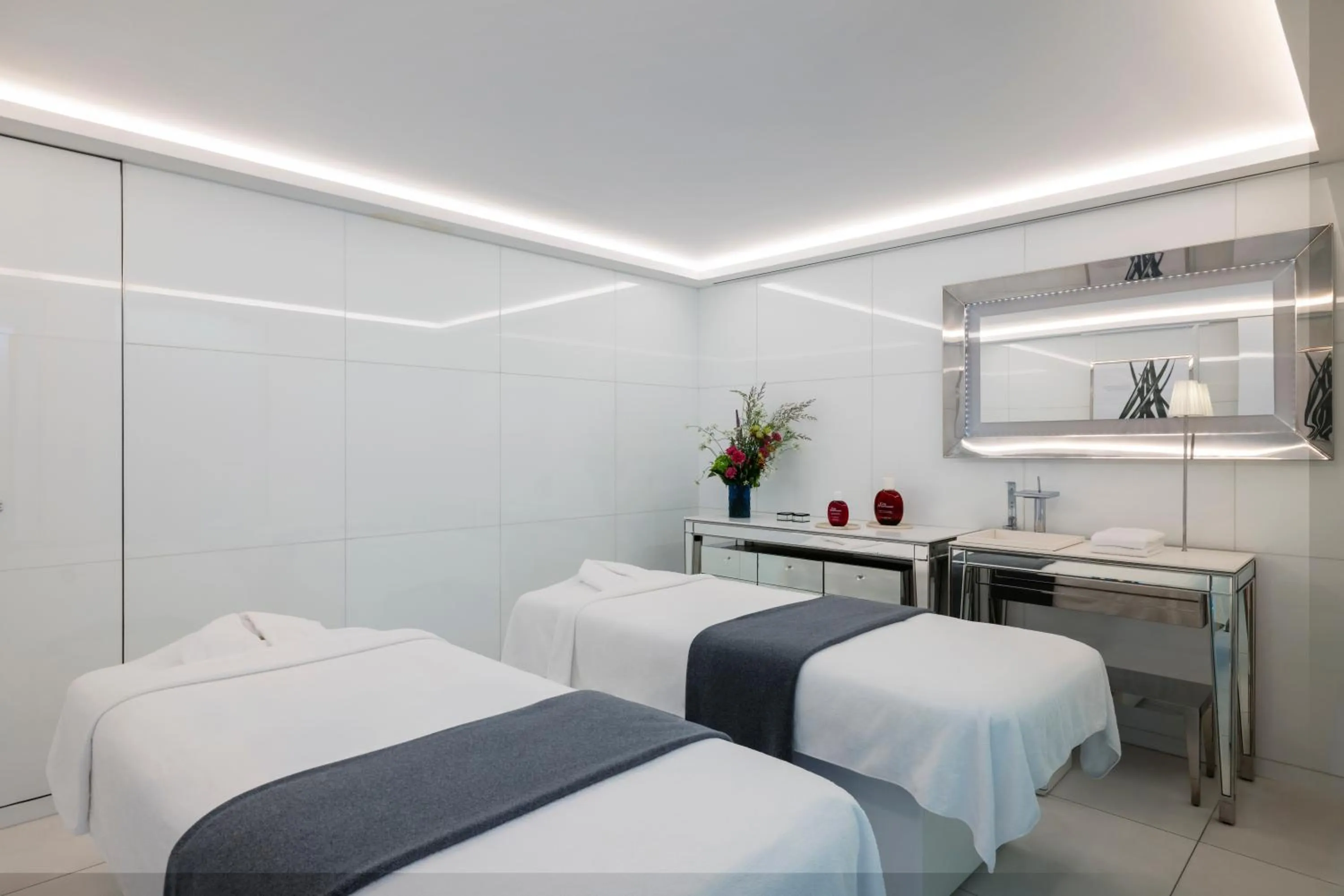 Spa and wellness centre/facilities, Bed in Hôtel Le Royal Monceau Raffles Paris
