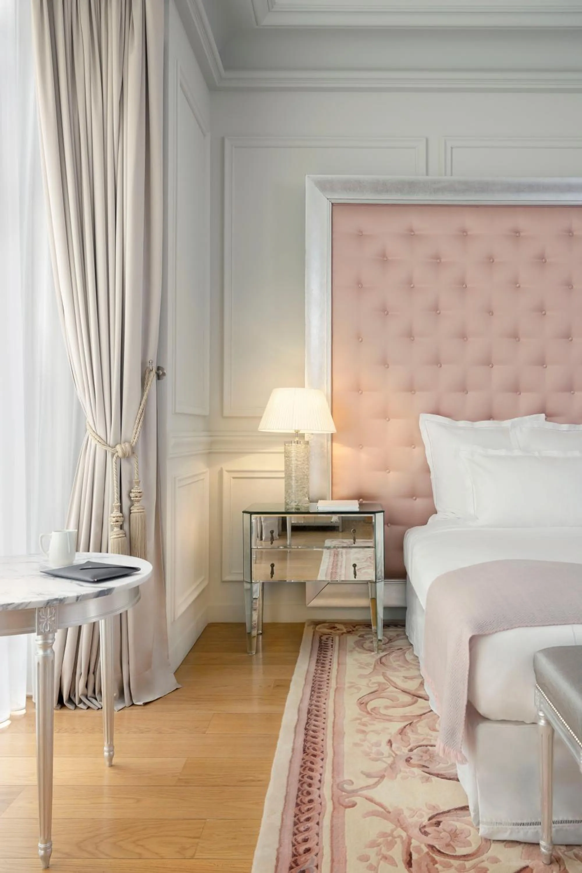 Bedroom, Bed in Hôtel Le Royal Monceau Raffles Paris