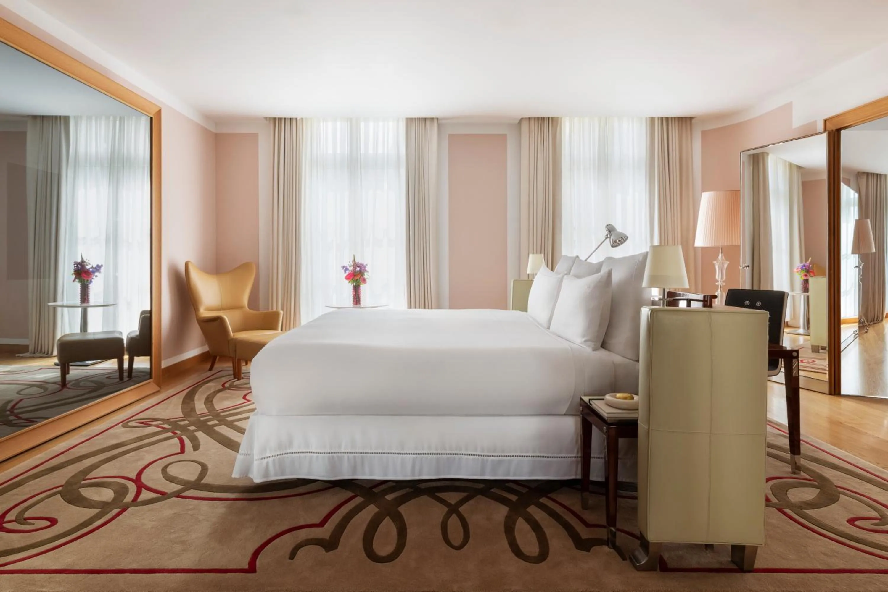 Bedroom, Bed in Hôtel Le Royal Monceau Raffles Paris