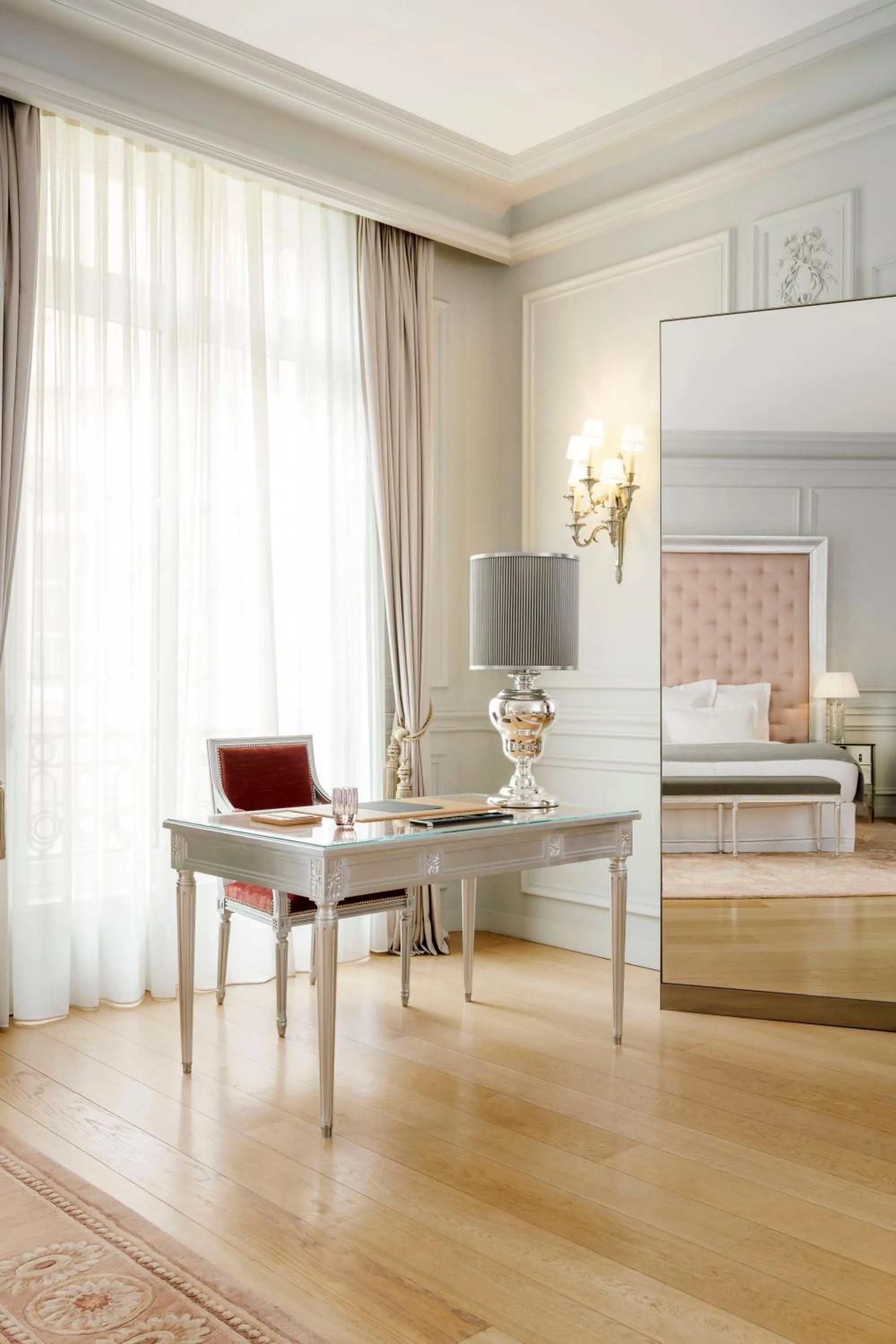 Bedroom in Hôtel Le Royal Monceau Raffles Paris