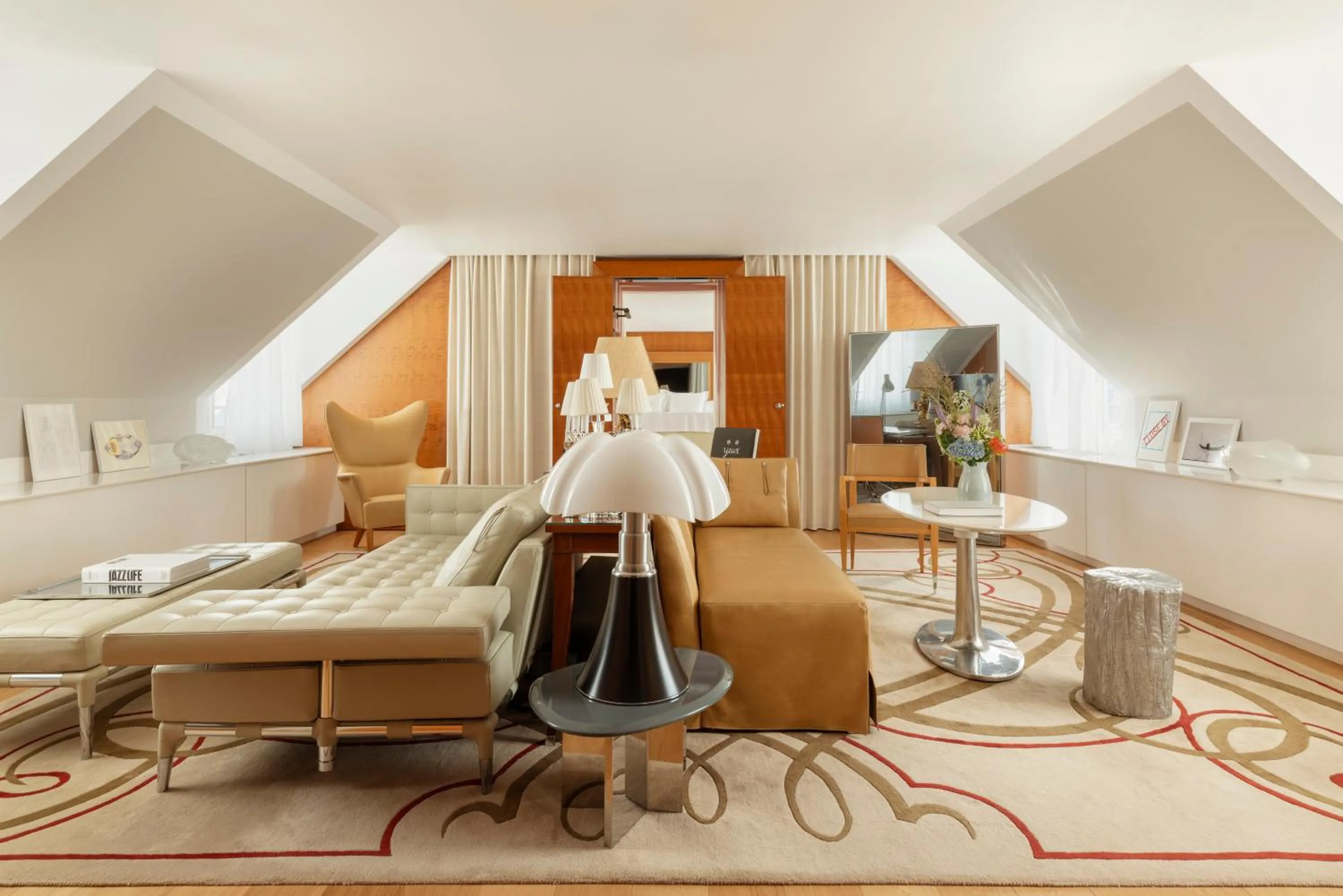 Living room, Bed in Hôtel Le Royal Monceau Raffles Paris