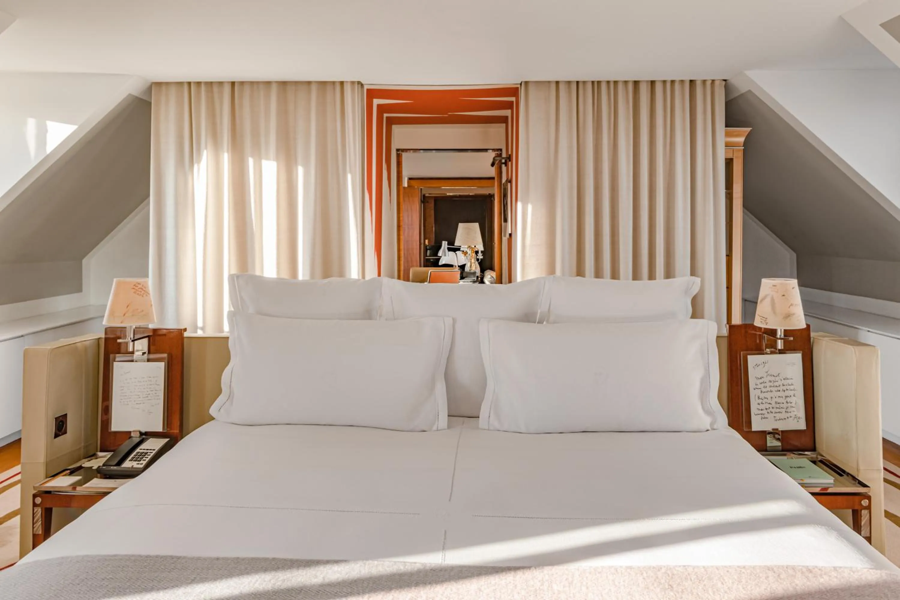 Bedroom, Bed in Hôtel Le Royal Monceau Raffles Paris