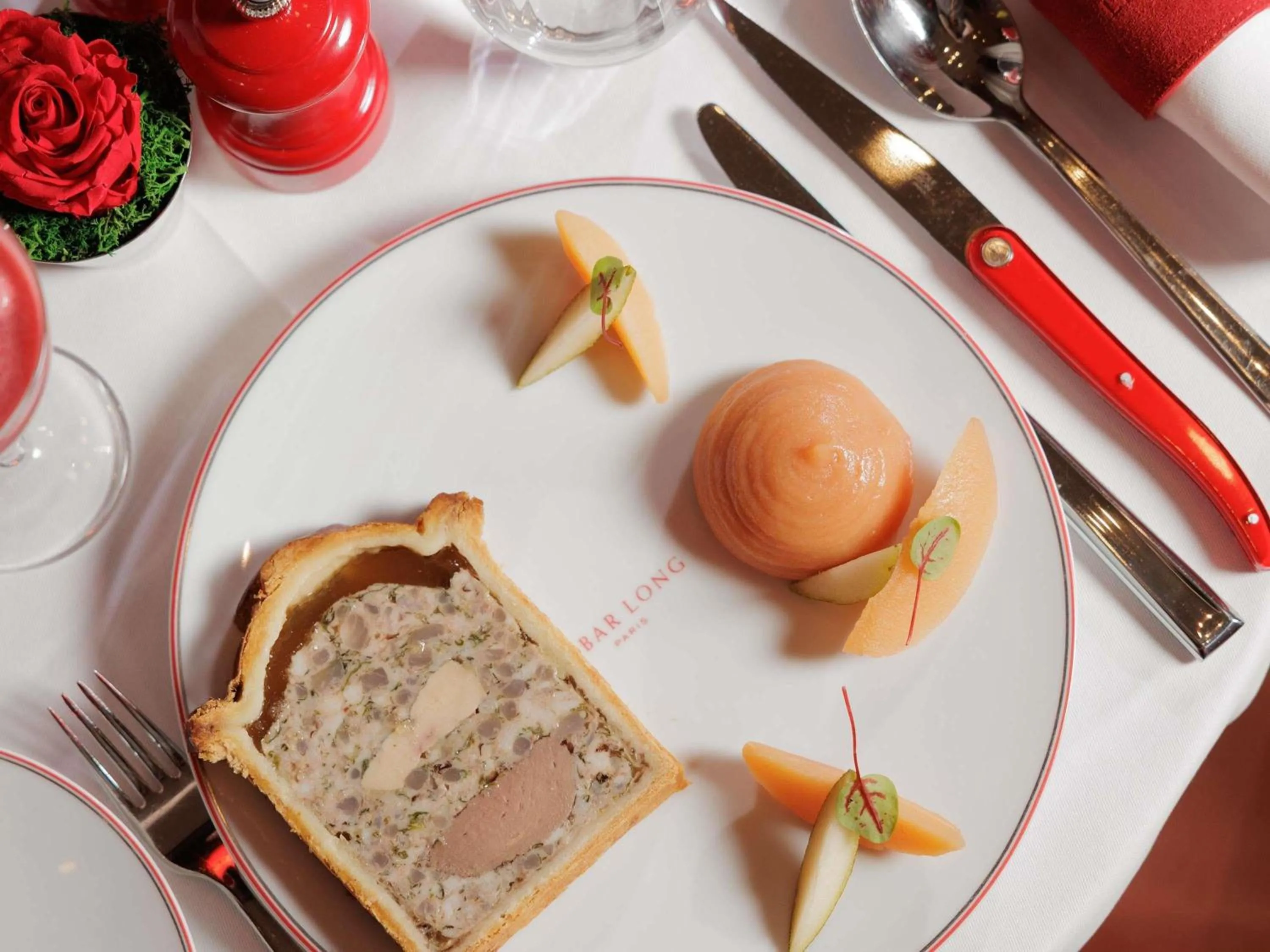 Lounge or bar in Hôtel Le Royal Monceau Raffles Paris