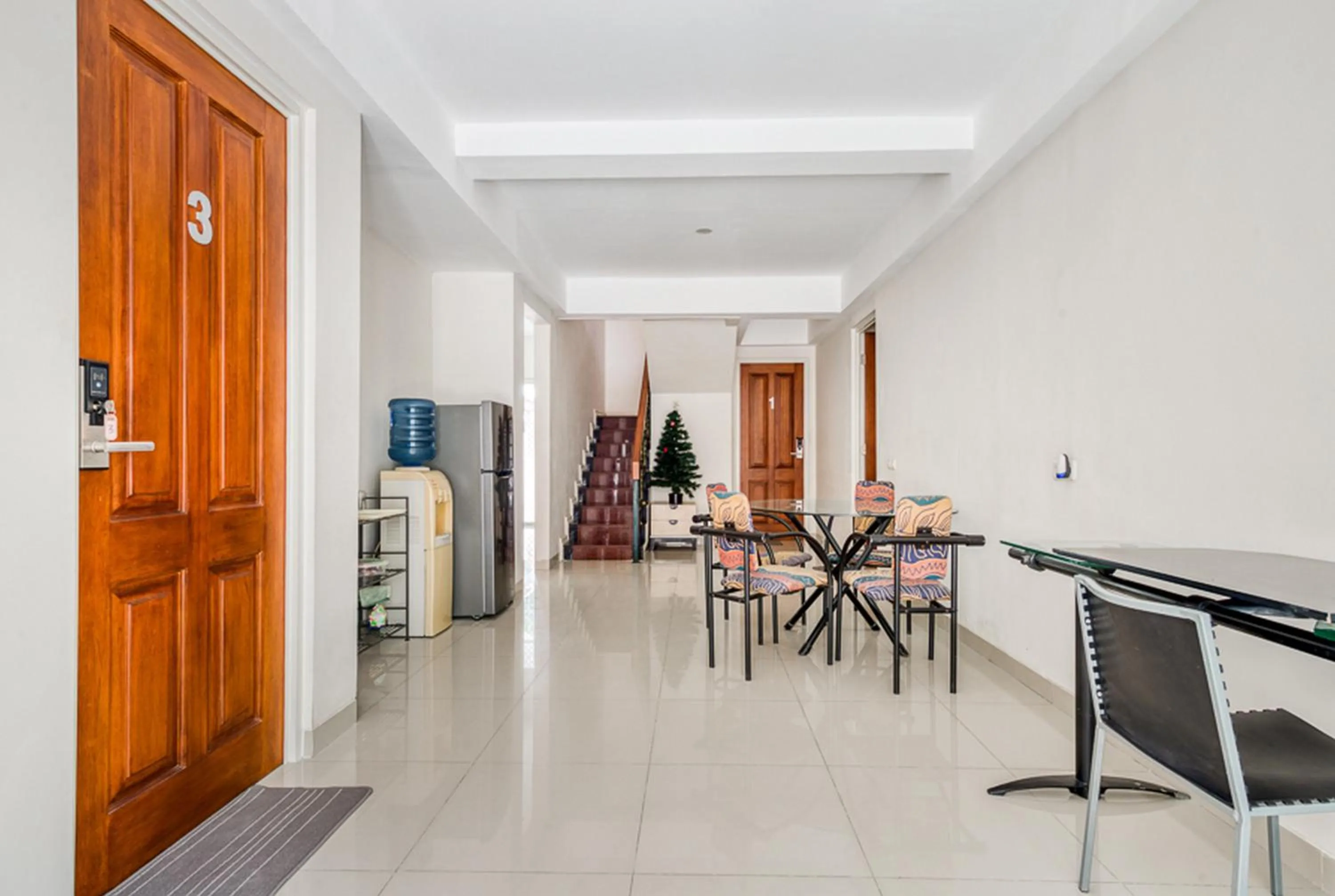 Seating area in RedDoorz near UNTAG Surabaya