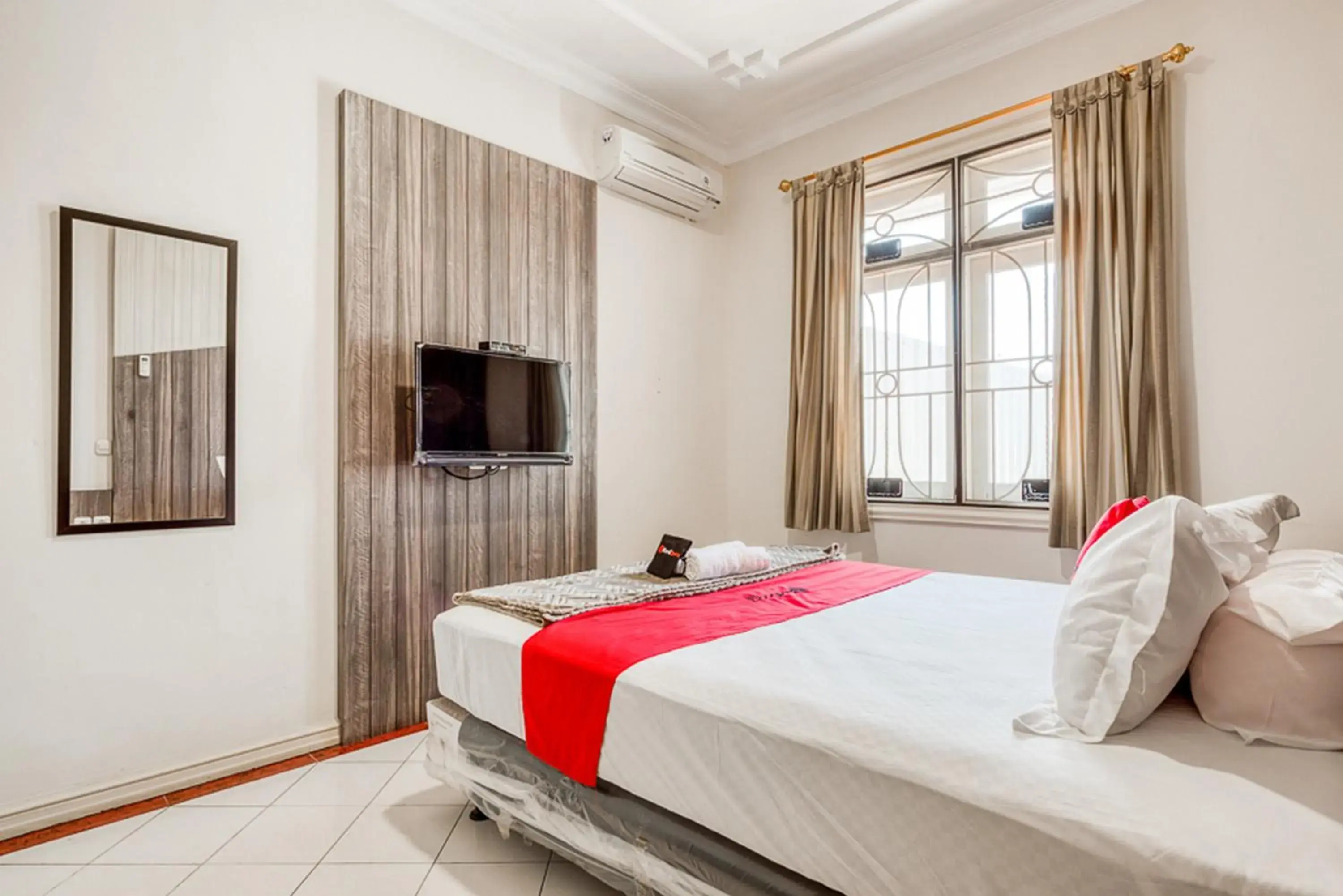 Double Room in RedDoorz near UNTAG Surabaya Double Room in RedDoorz near UNTAG Surabaya