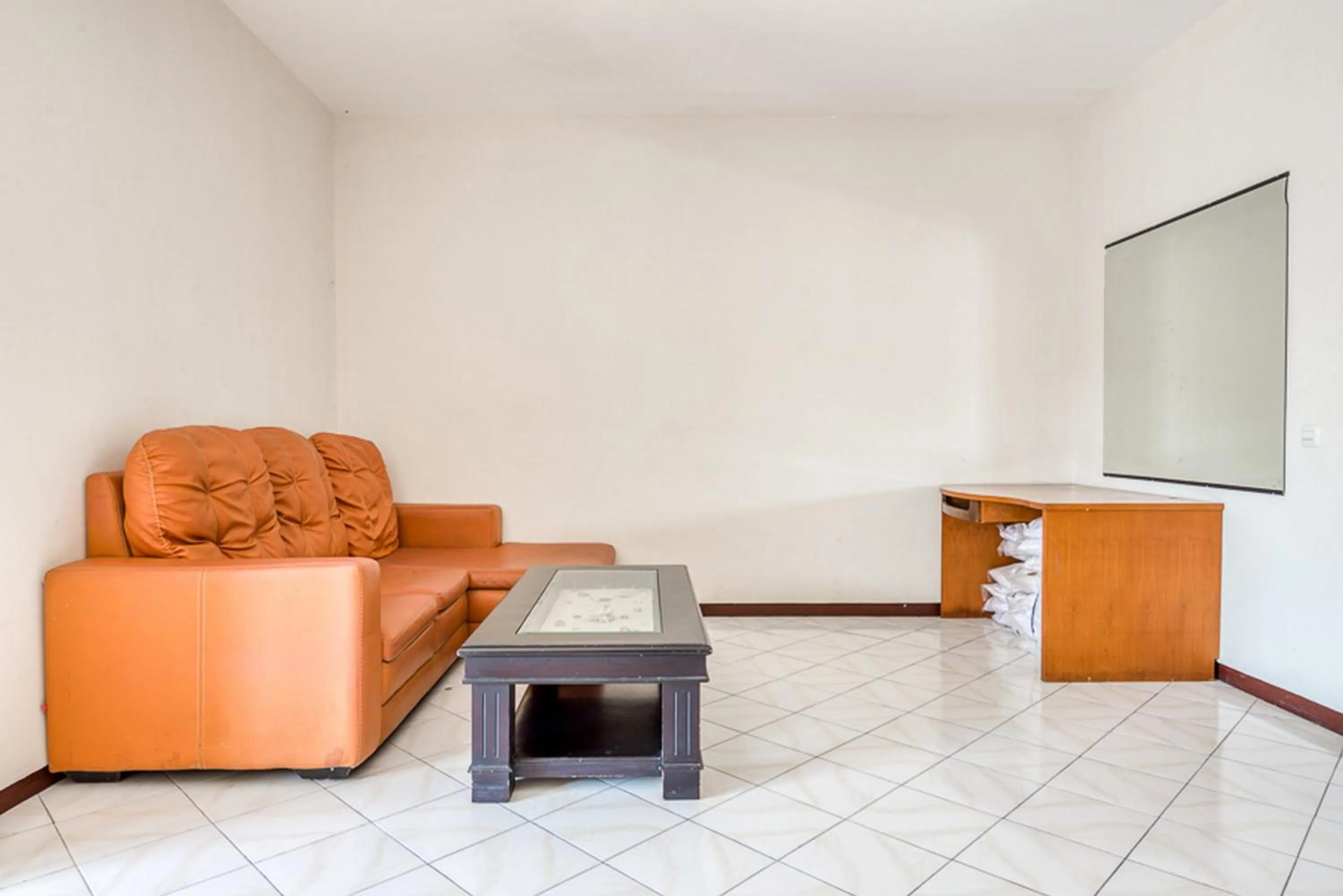 Seating area in RedDoorz near UNTAG Surabaya