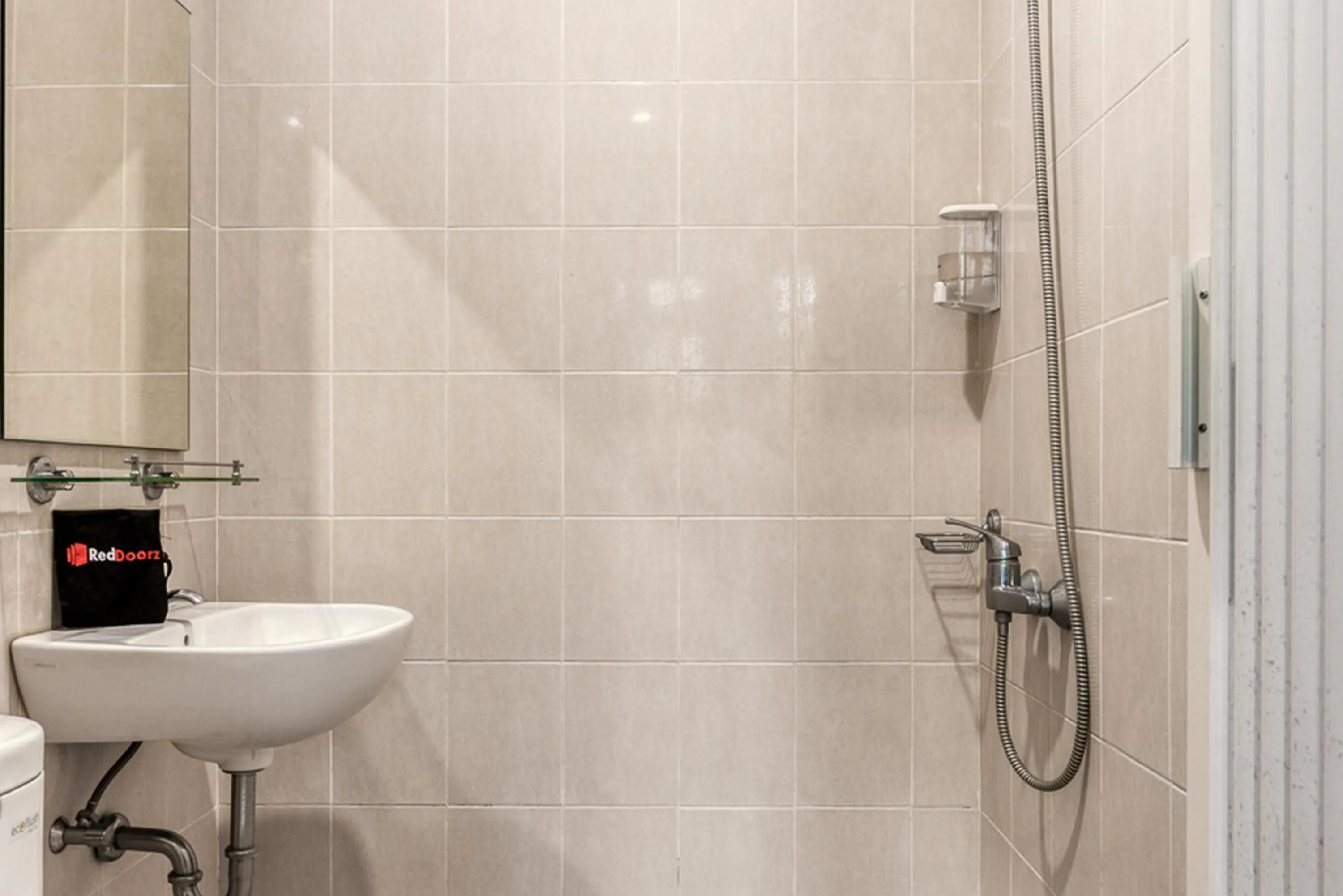 Bathroom in RedDoorz near UNTAG Surabaya