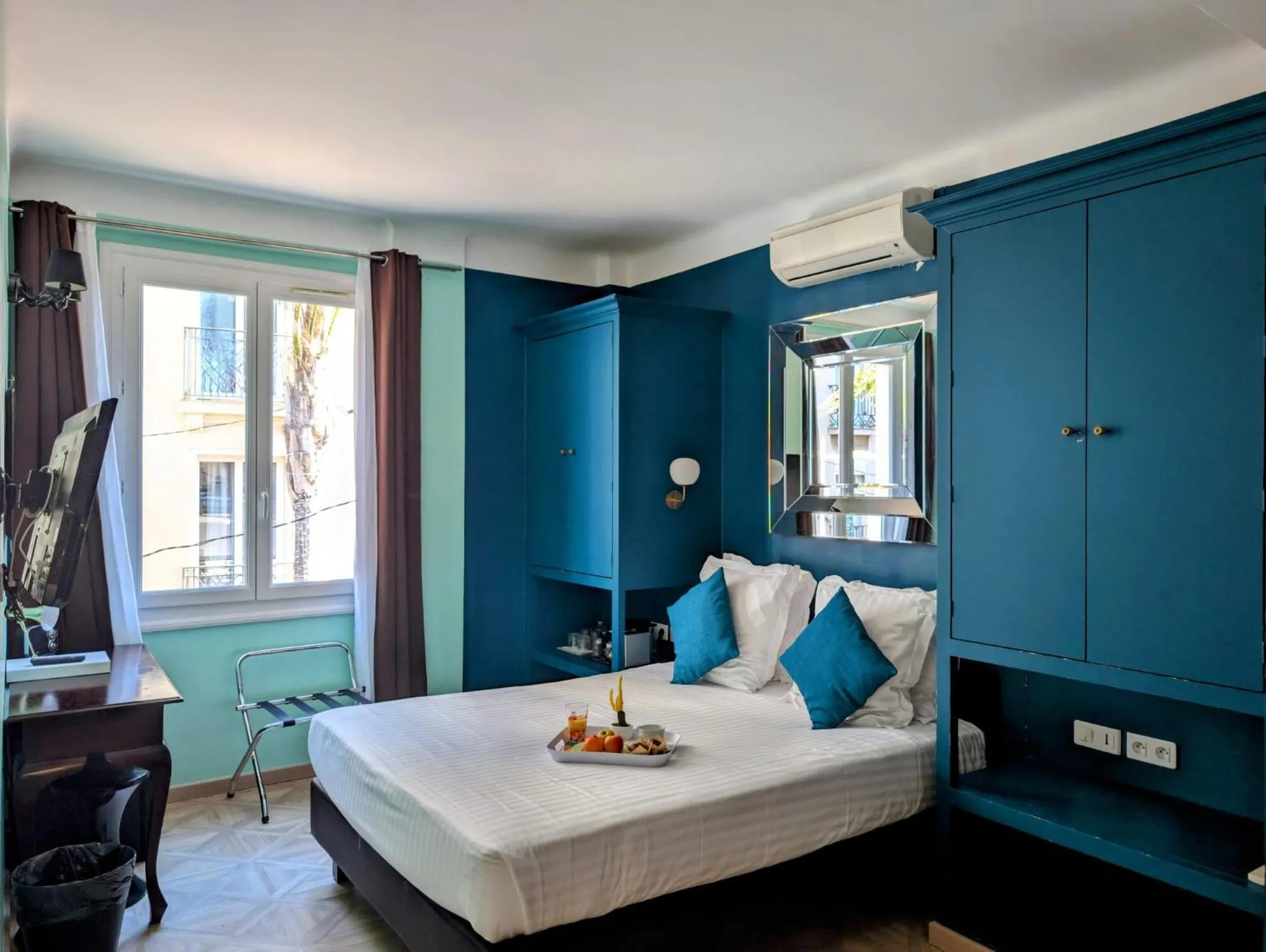 Photo of the whole room, Bed in Hôtel Mademoiselle
