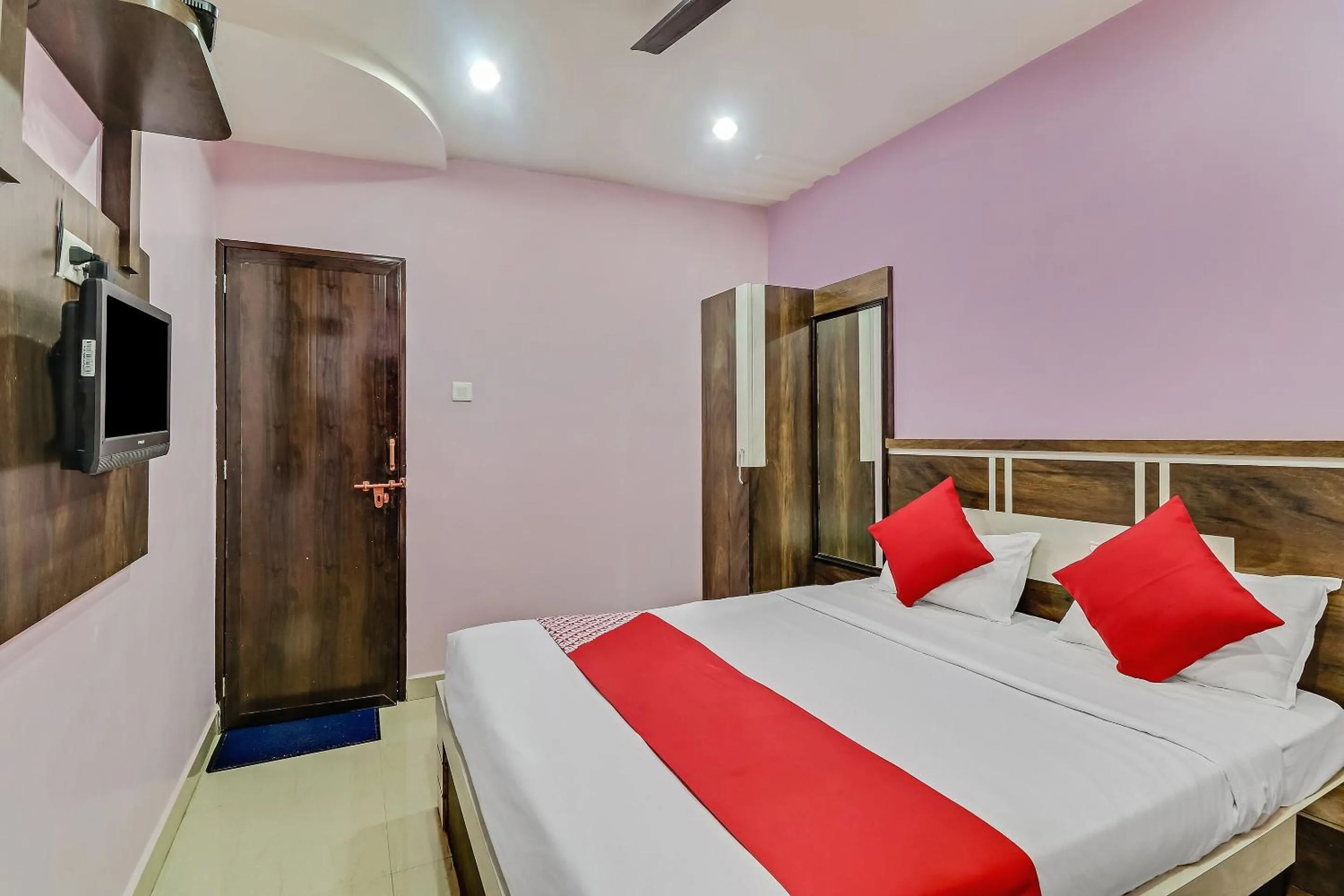 Bedroom, Bed in Hotel O Royal