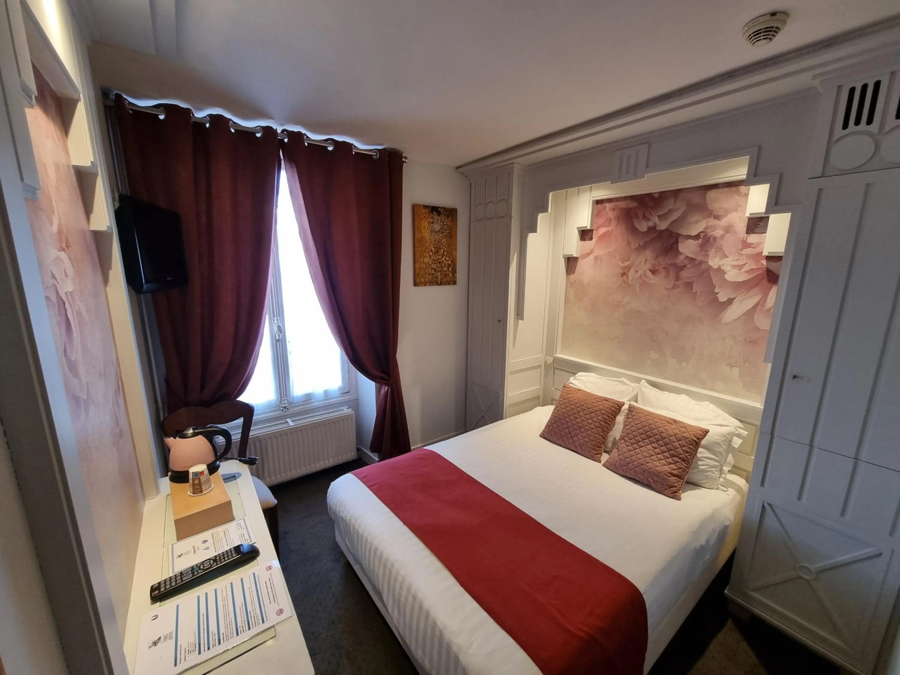 Photo of the whole room, Bed in Hôtel France Eiffel