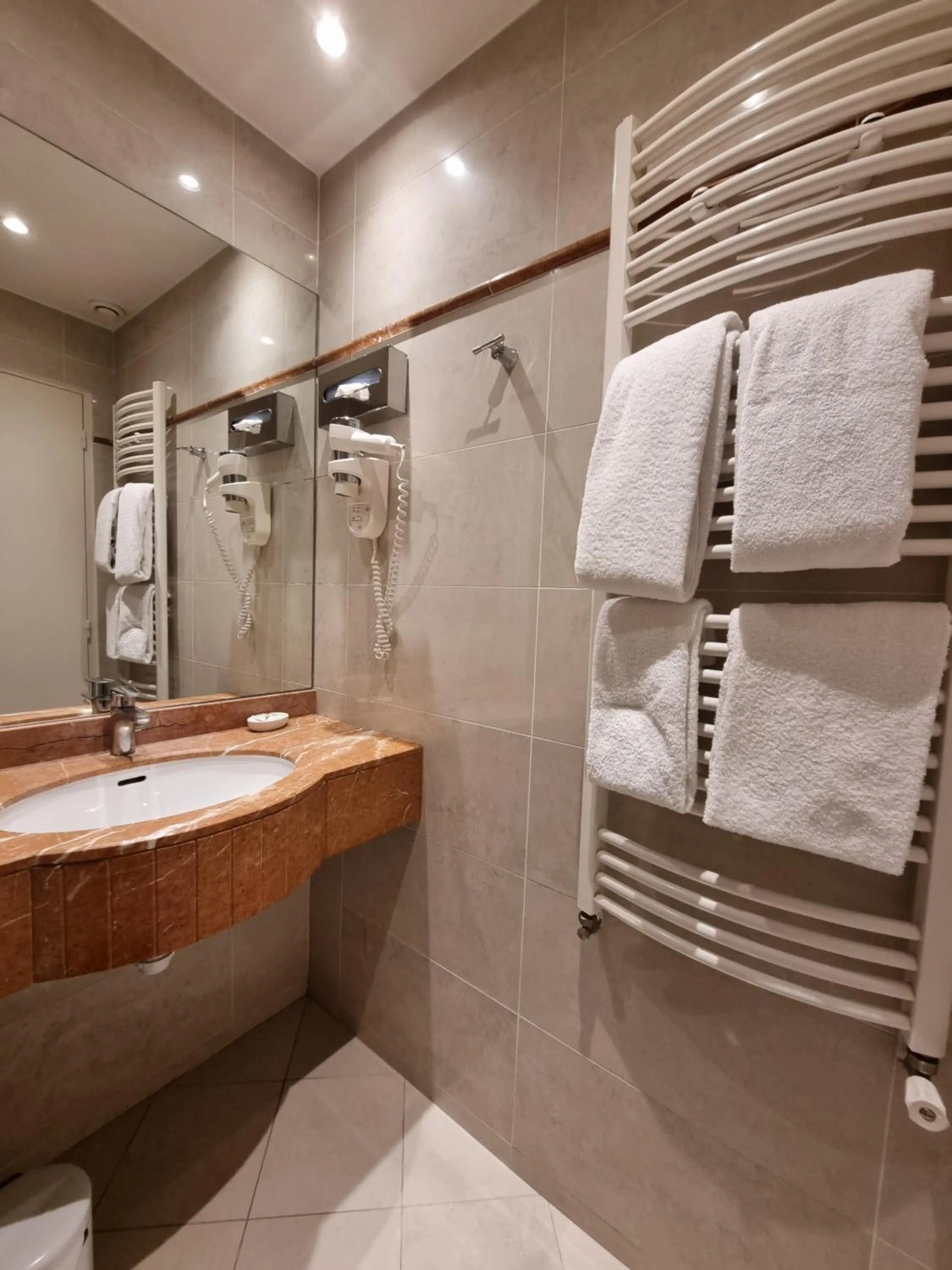 Bathroom in Hôtel France Eiffel