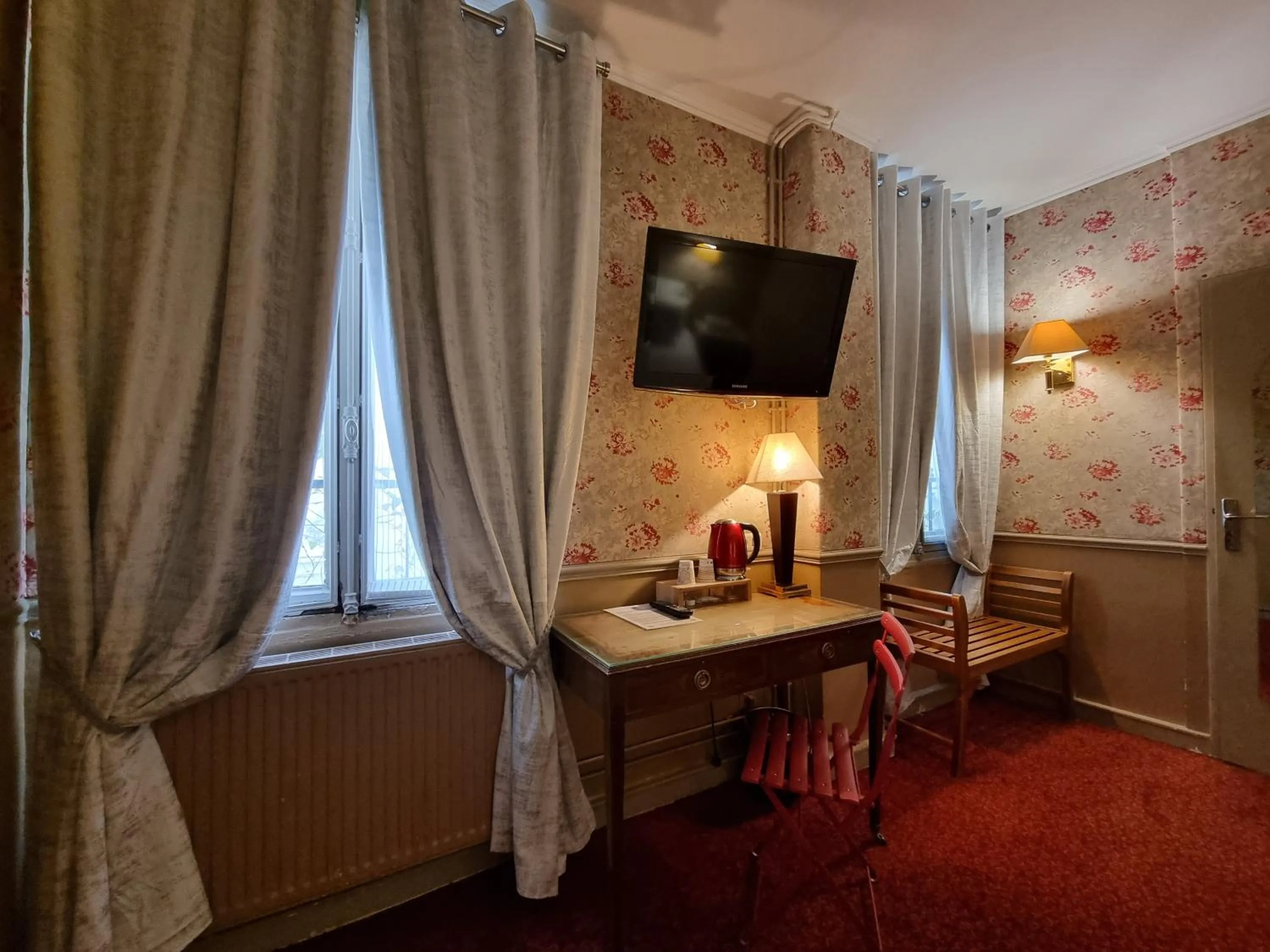 TV and multimedia in Hôtel France Eiffel