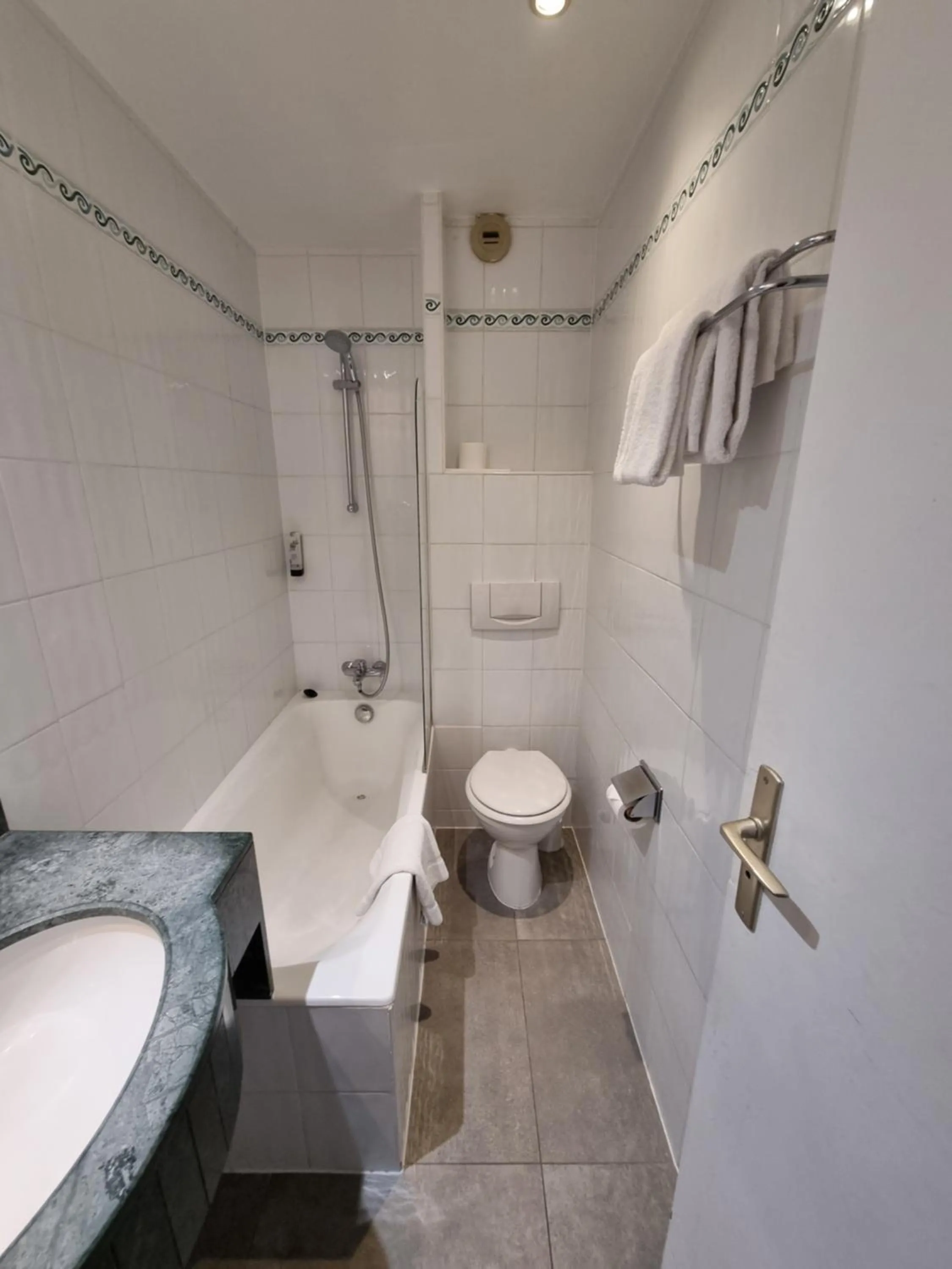 Bath in Hôtel France Eiffel