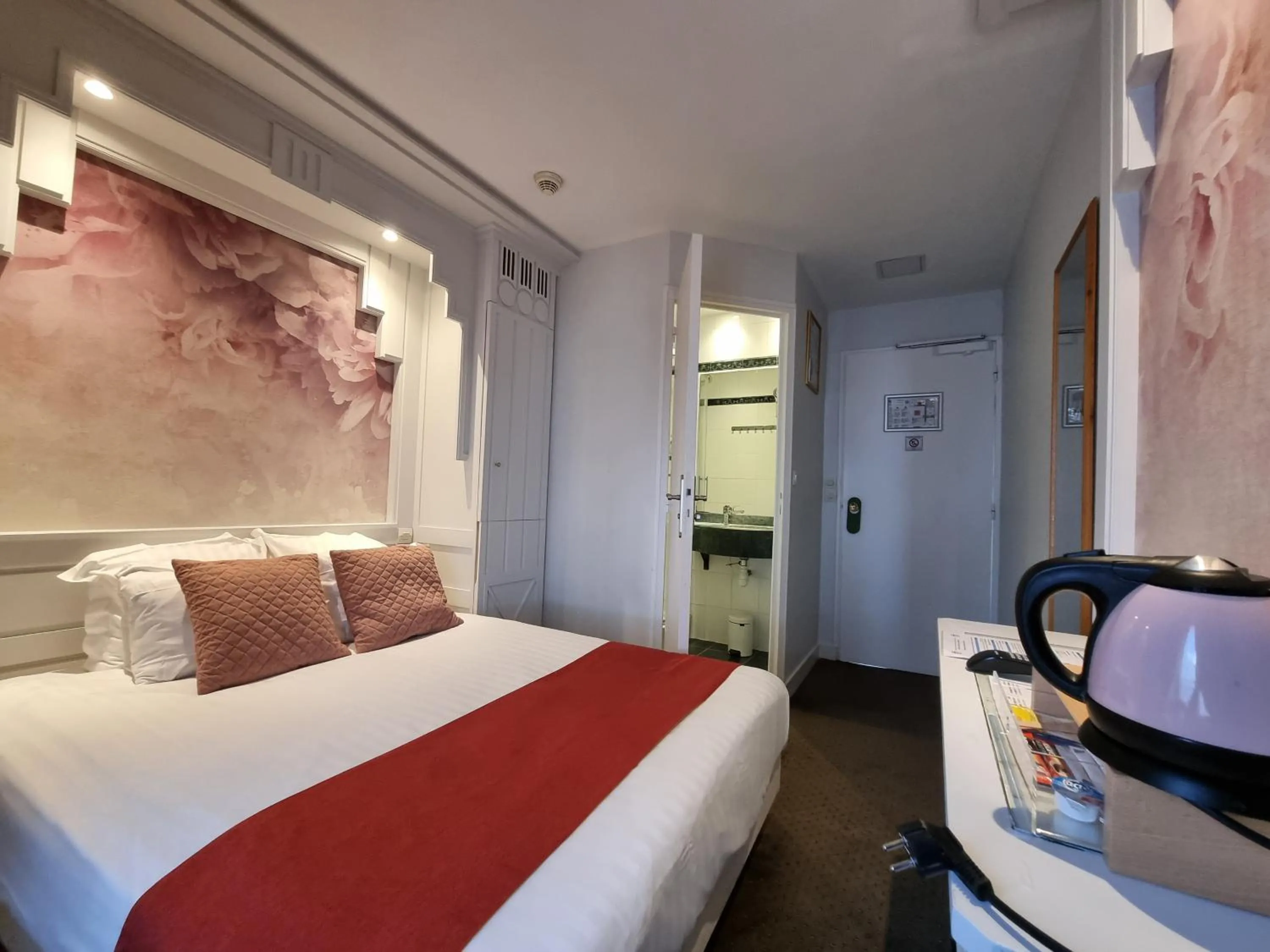 Bed in Hôtel France Eiffel