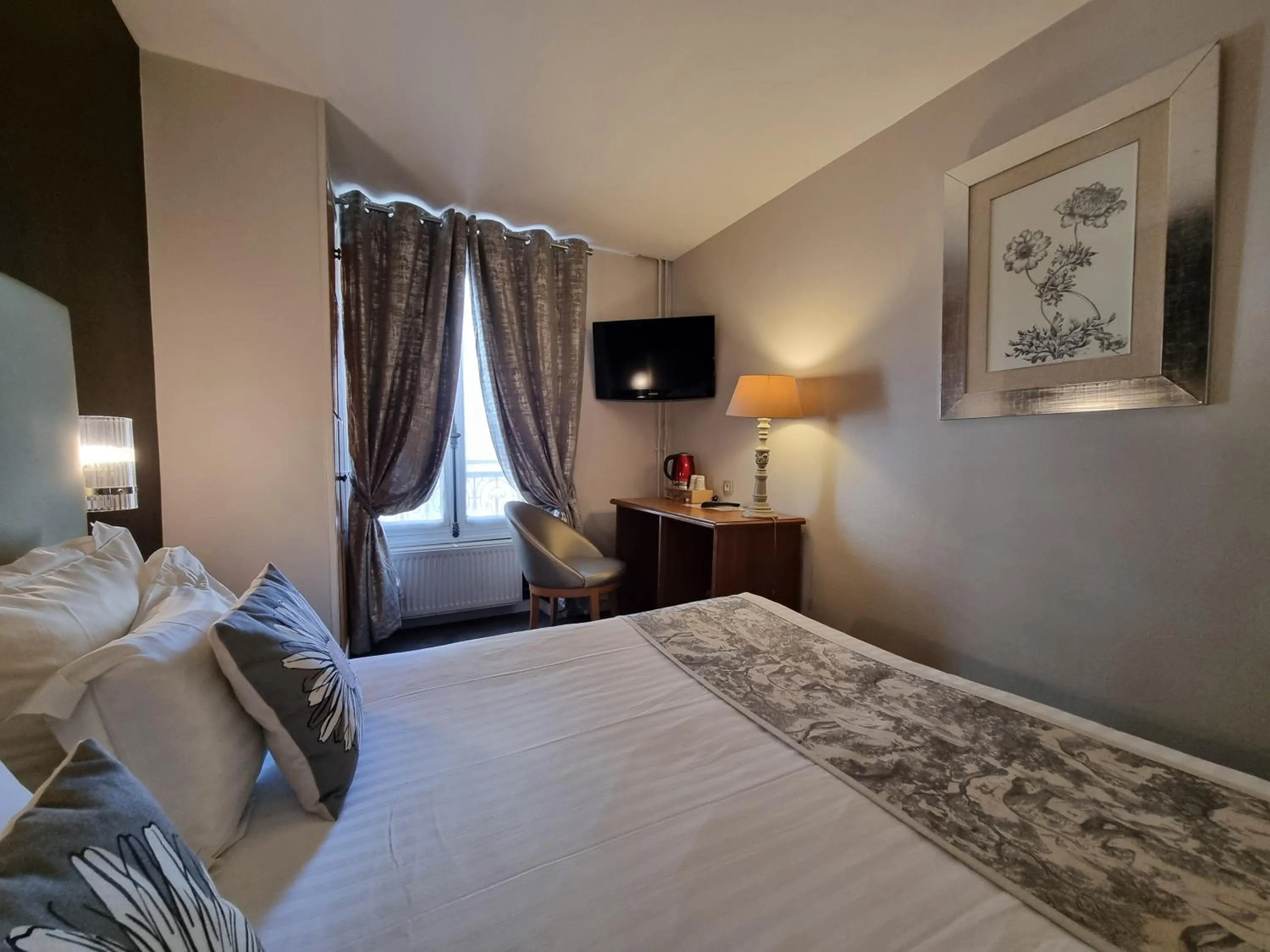 Photo of the whole room, Bed in Hôtel France Eiffel