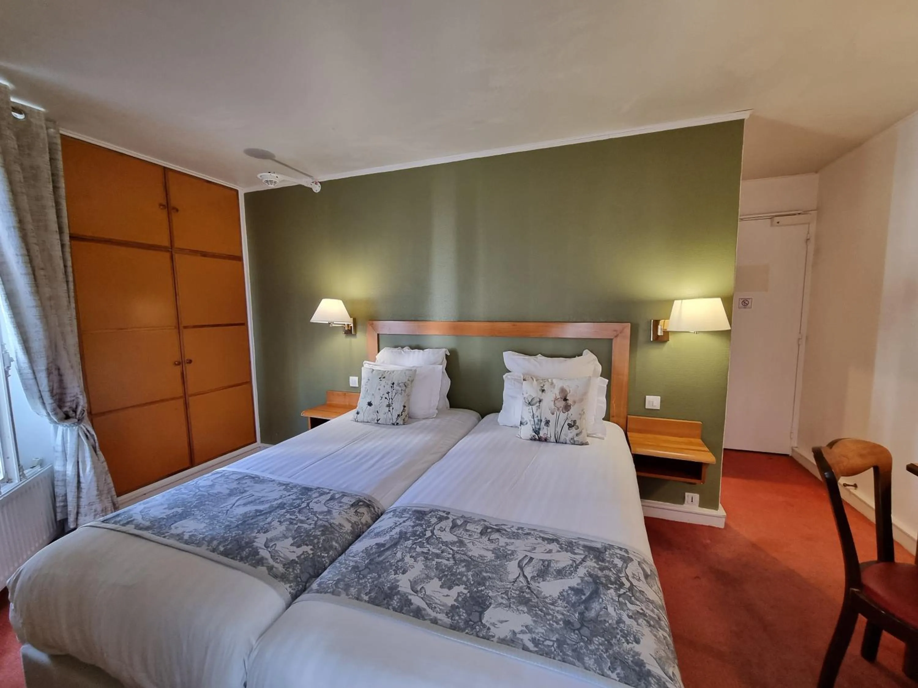 Bed in Hôtel France Eiffel