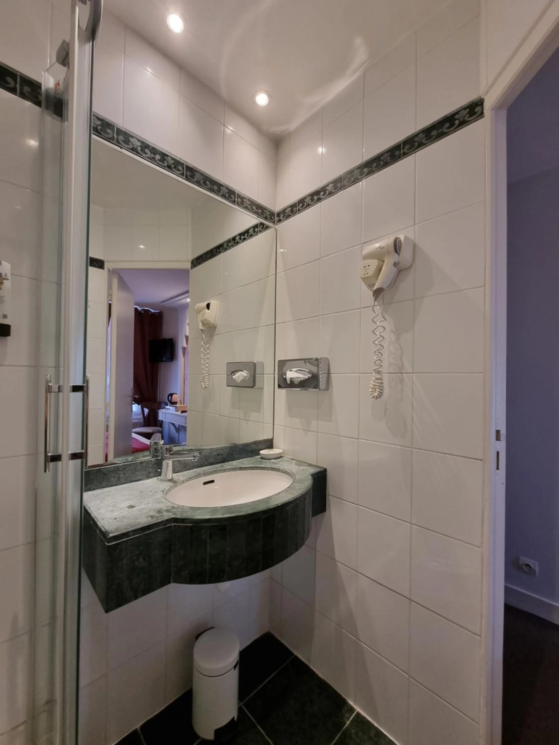 Bathroom in Hôtel France Eiffel