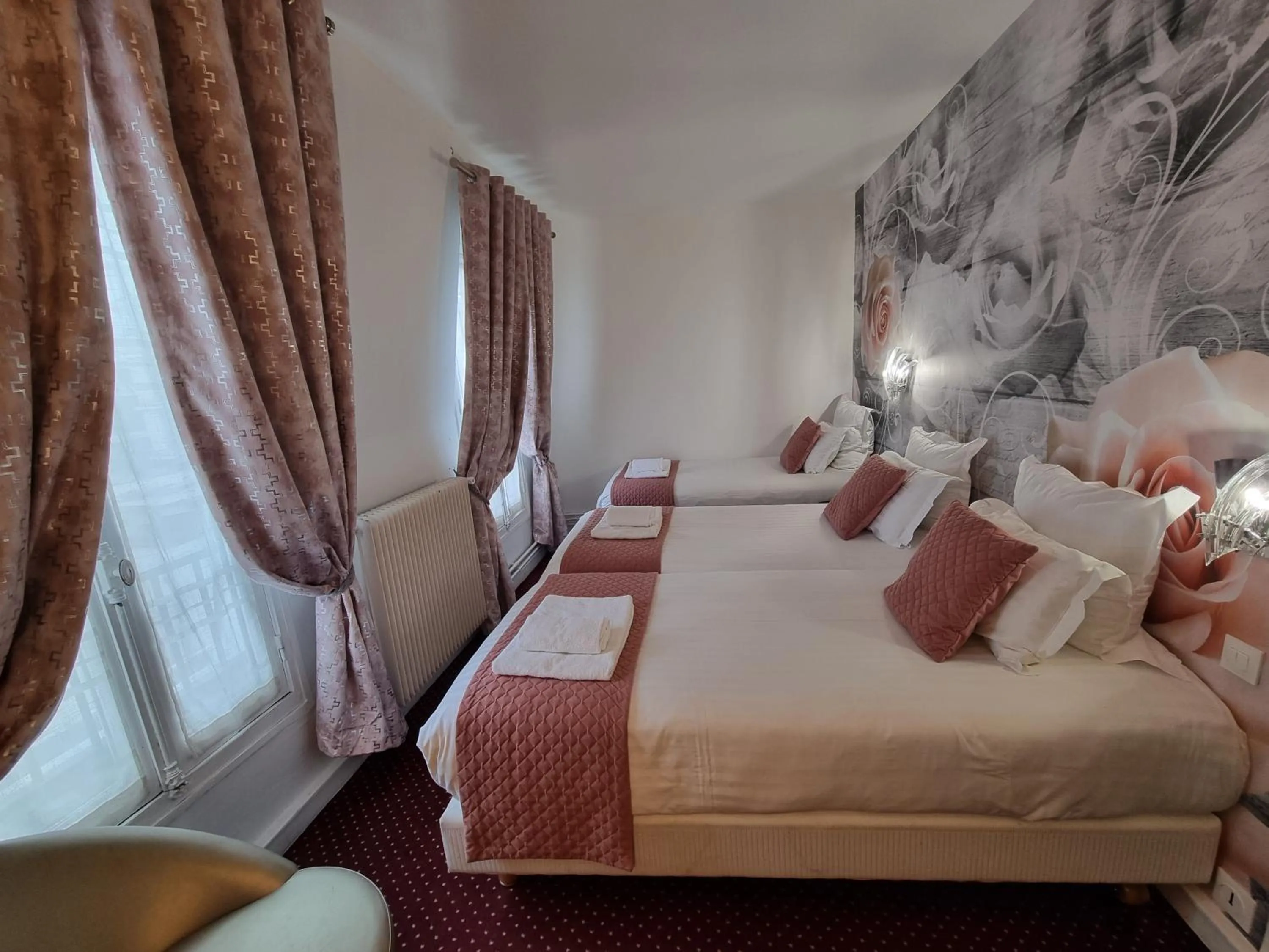 Bed in Hôtel France Eiffel