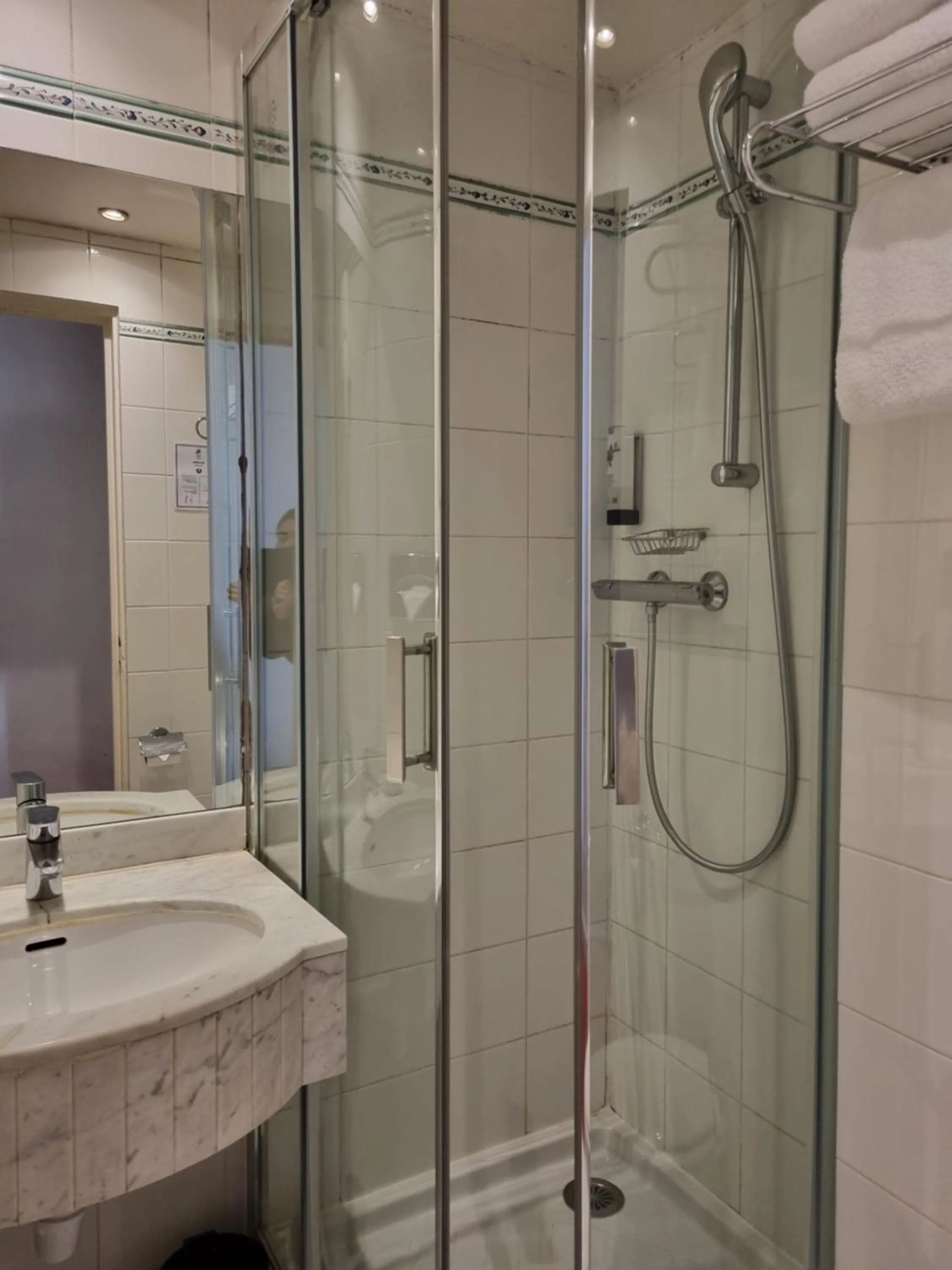 Bathroom in Hôtel France Eiffel