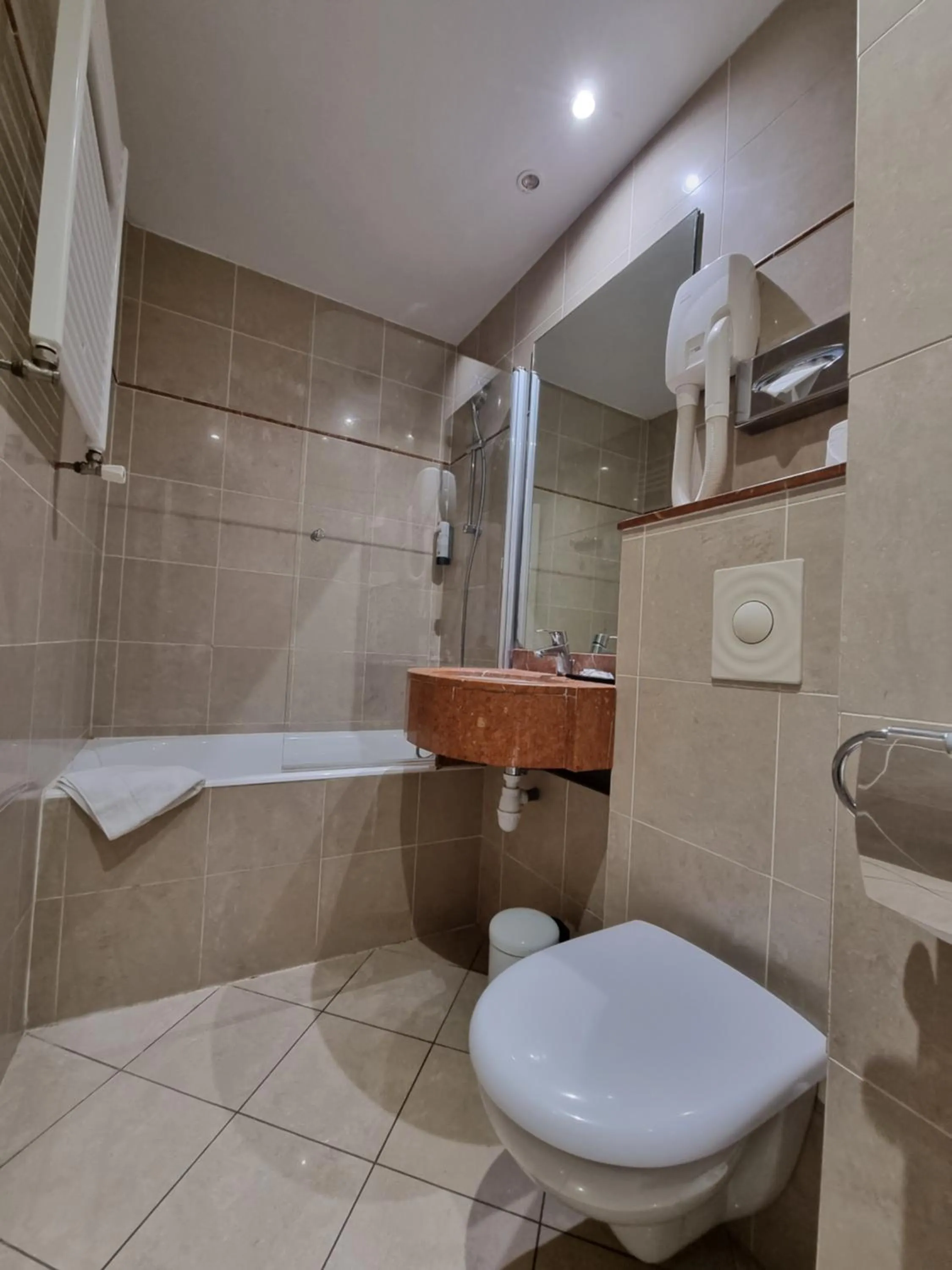 Bath in Hôtel France Eiffel