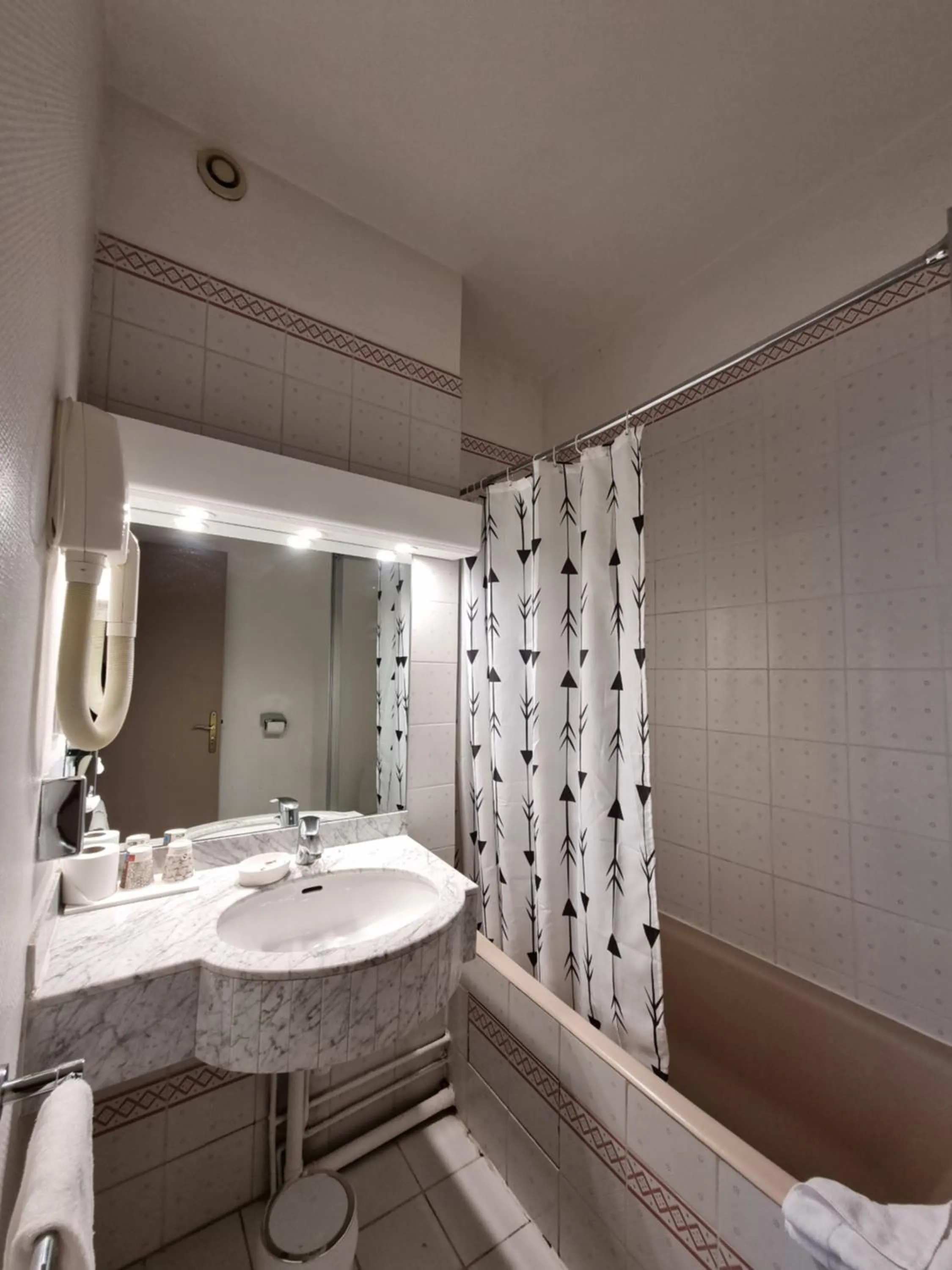 Bath in Hôtel France Eiffel