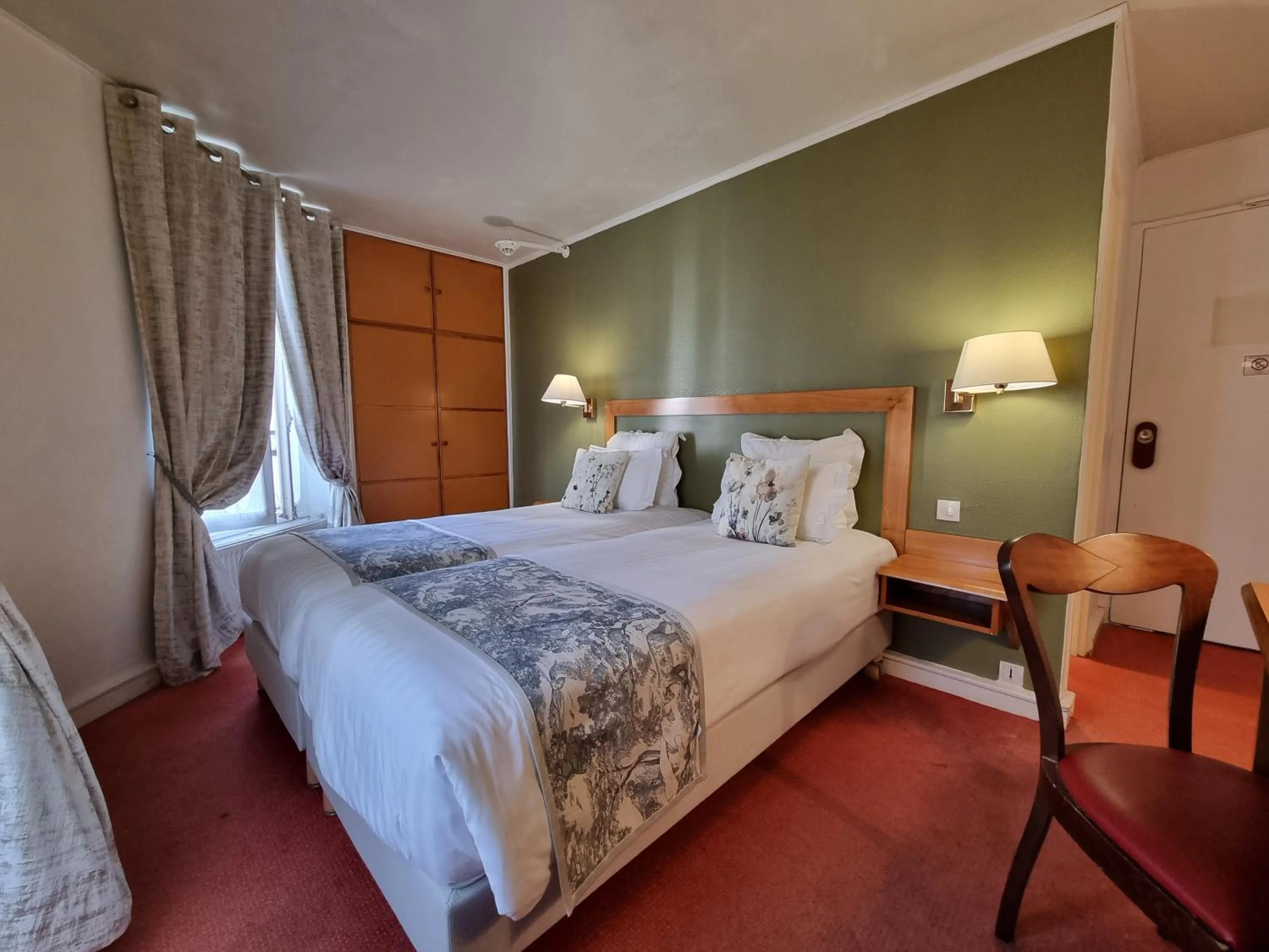 Photo of the whole room, Bed in Hôtel France Eiffel