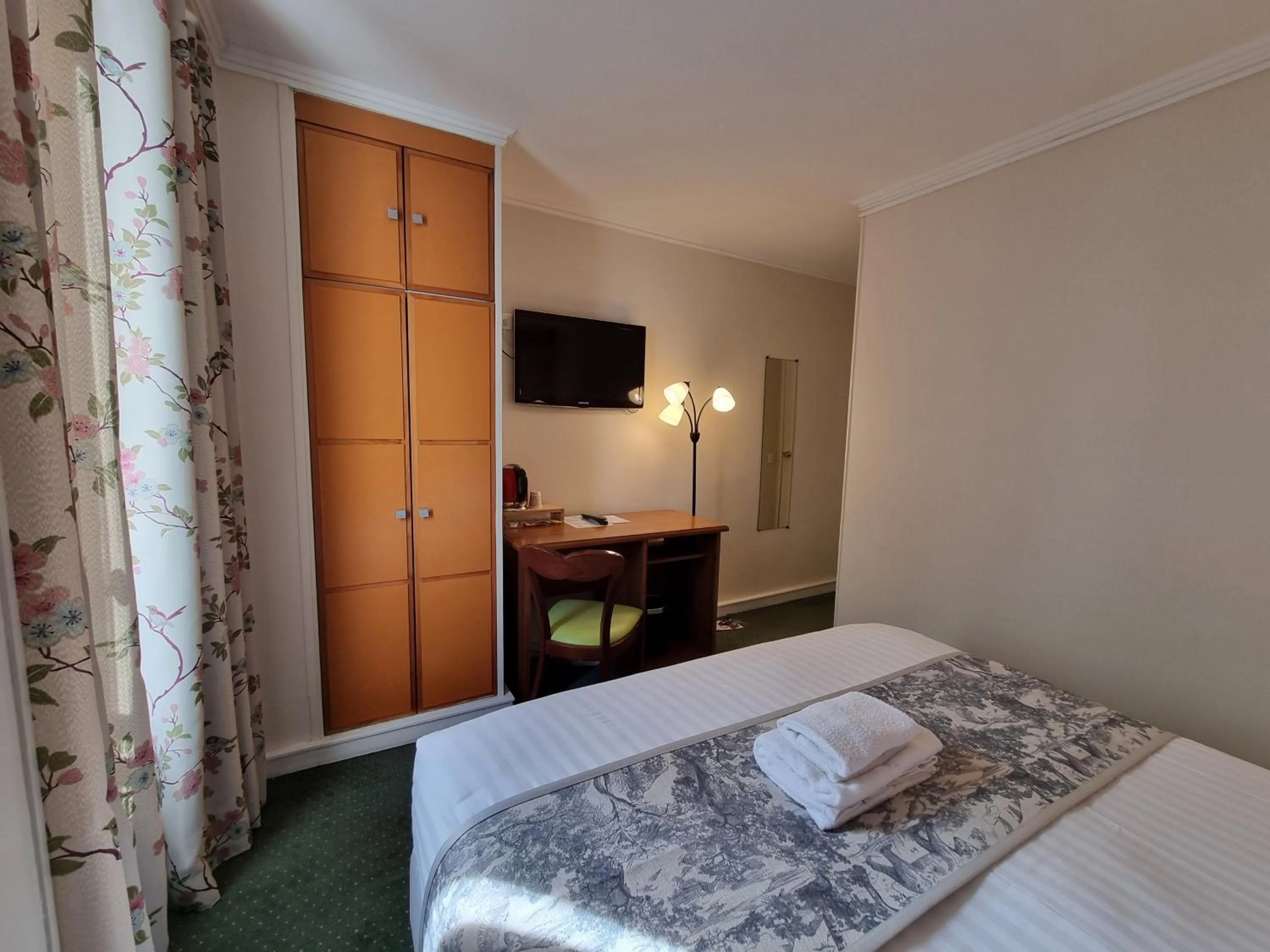 Bedroom, Bed in Hôtel France Eiffel