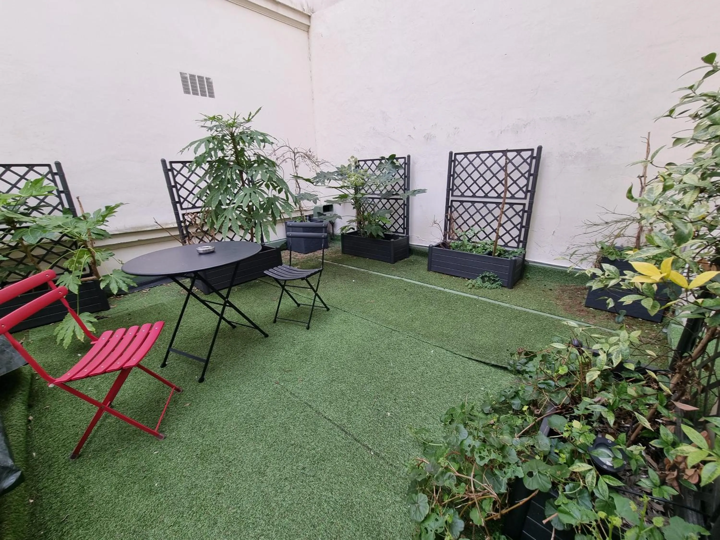 Patio in Hôtel France Eiffel