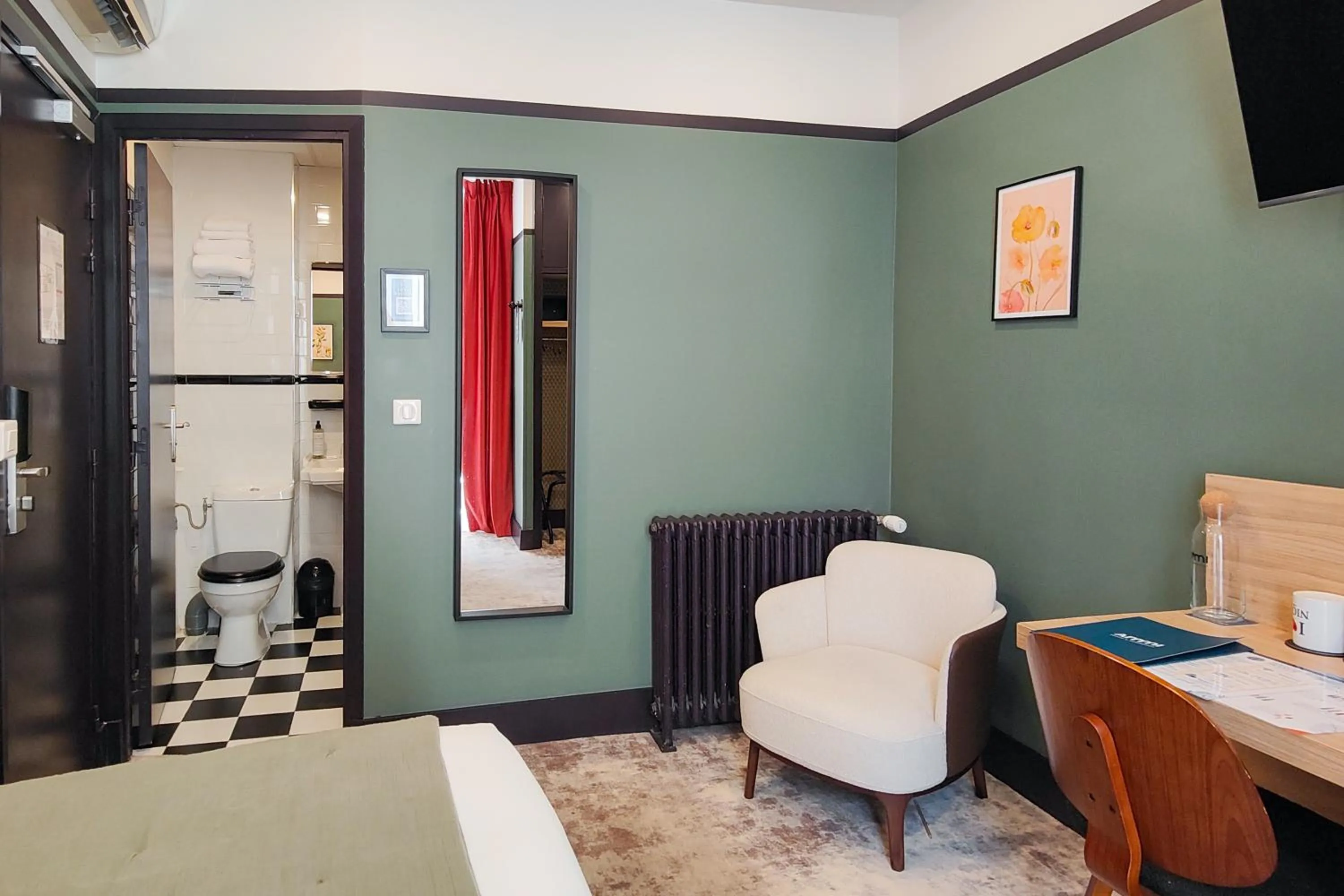 Photo of the whole room in Hôtel de France, un hôtel AMMI