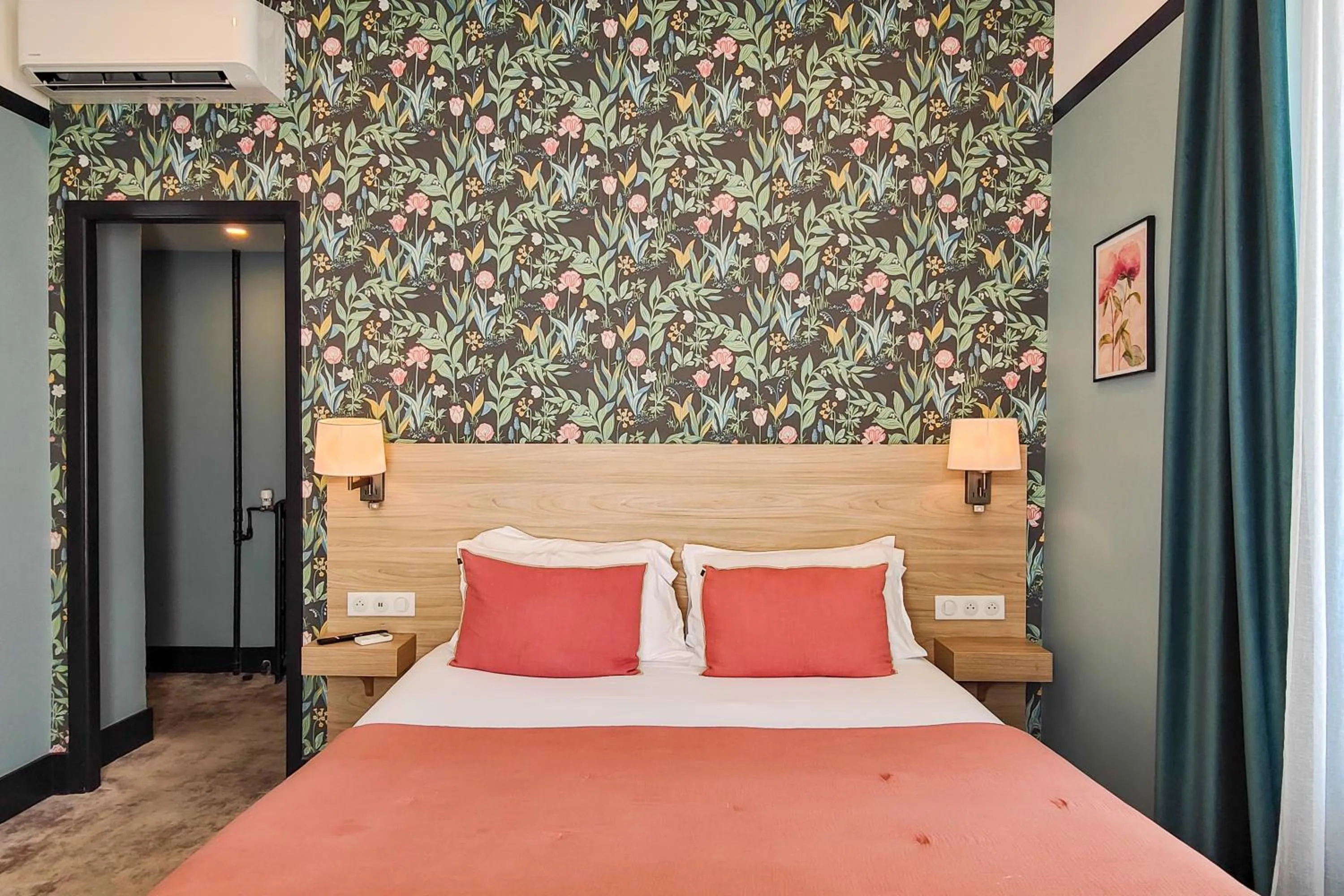 Bed in Hôtel de France, un hôtel AMMI