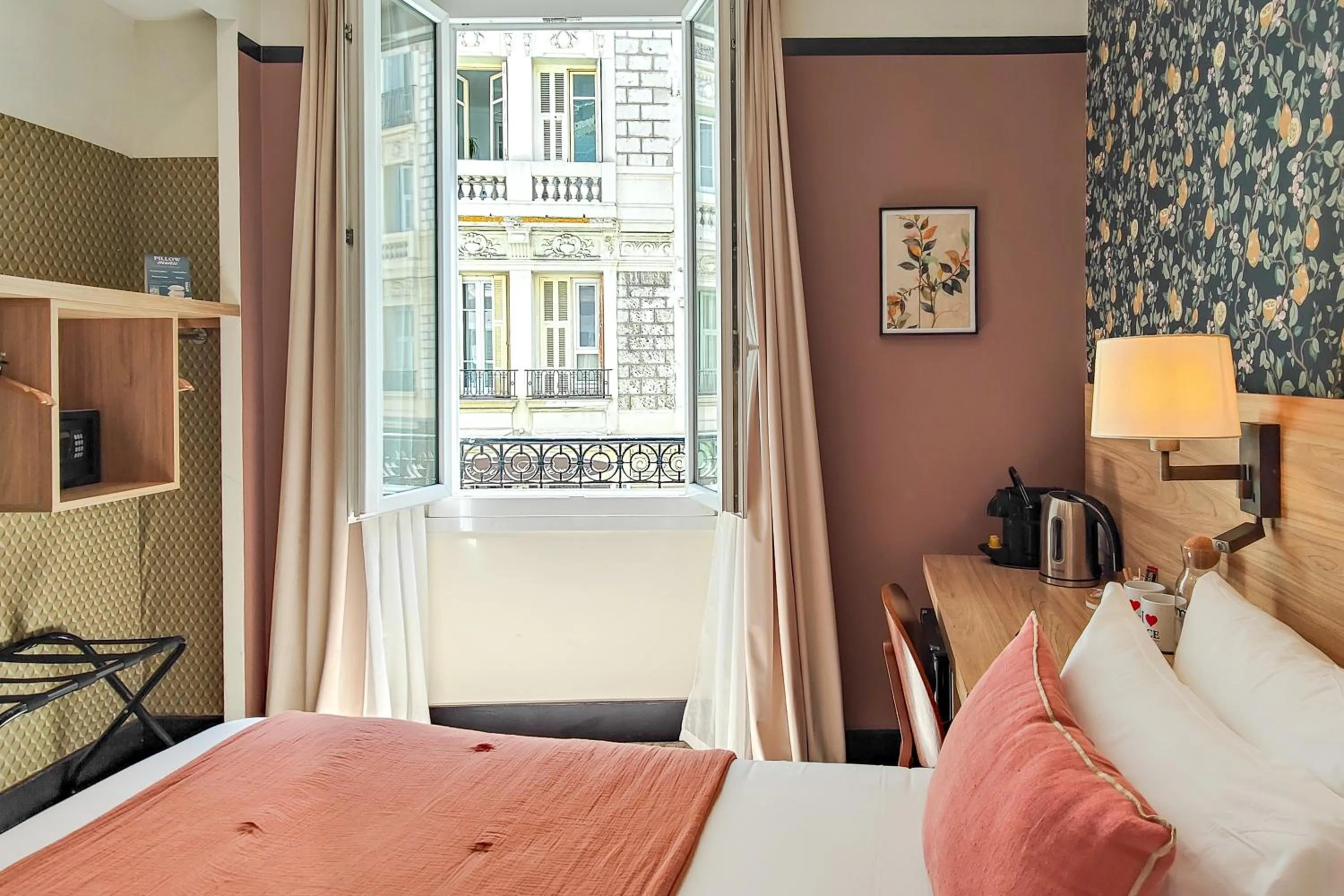 City view, Bed in Hôtel de France, un hôtel AMMI