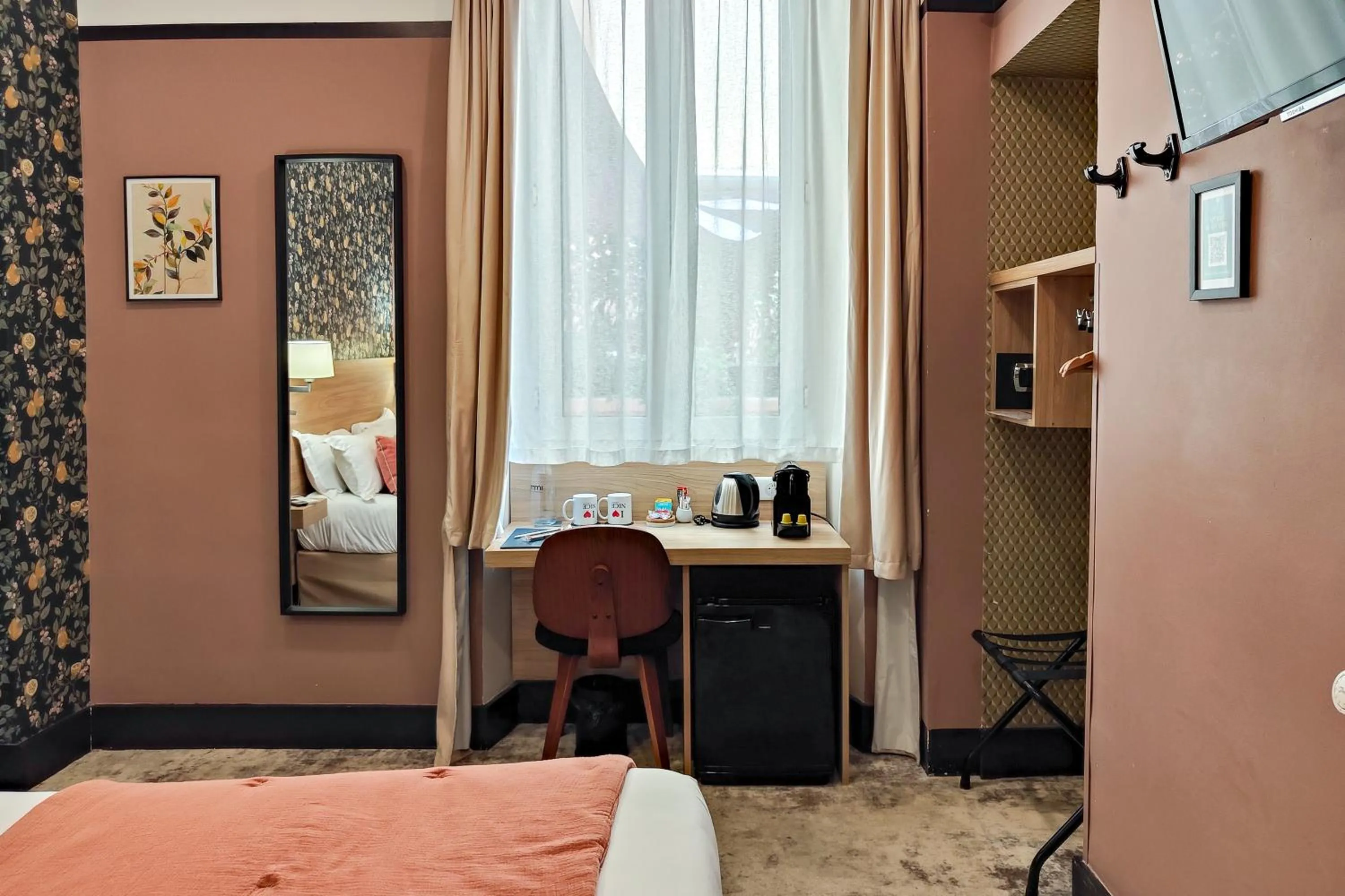 Photo of the whole room, Bed in Hôtel de France, un hôtel AMMI