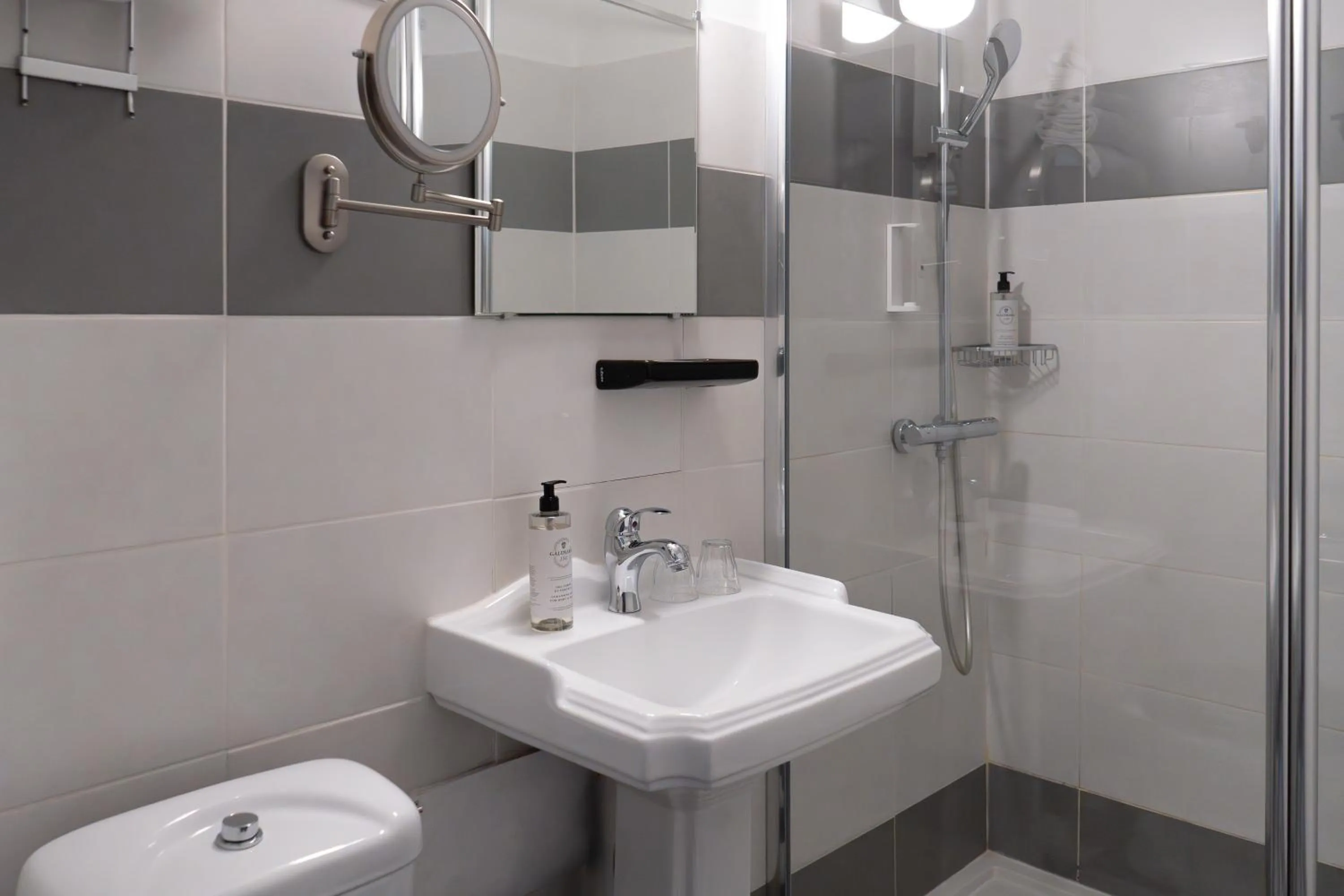 Bathroom in Hôtel de France, un hôtel AMMI