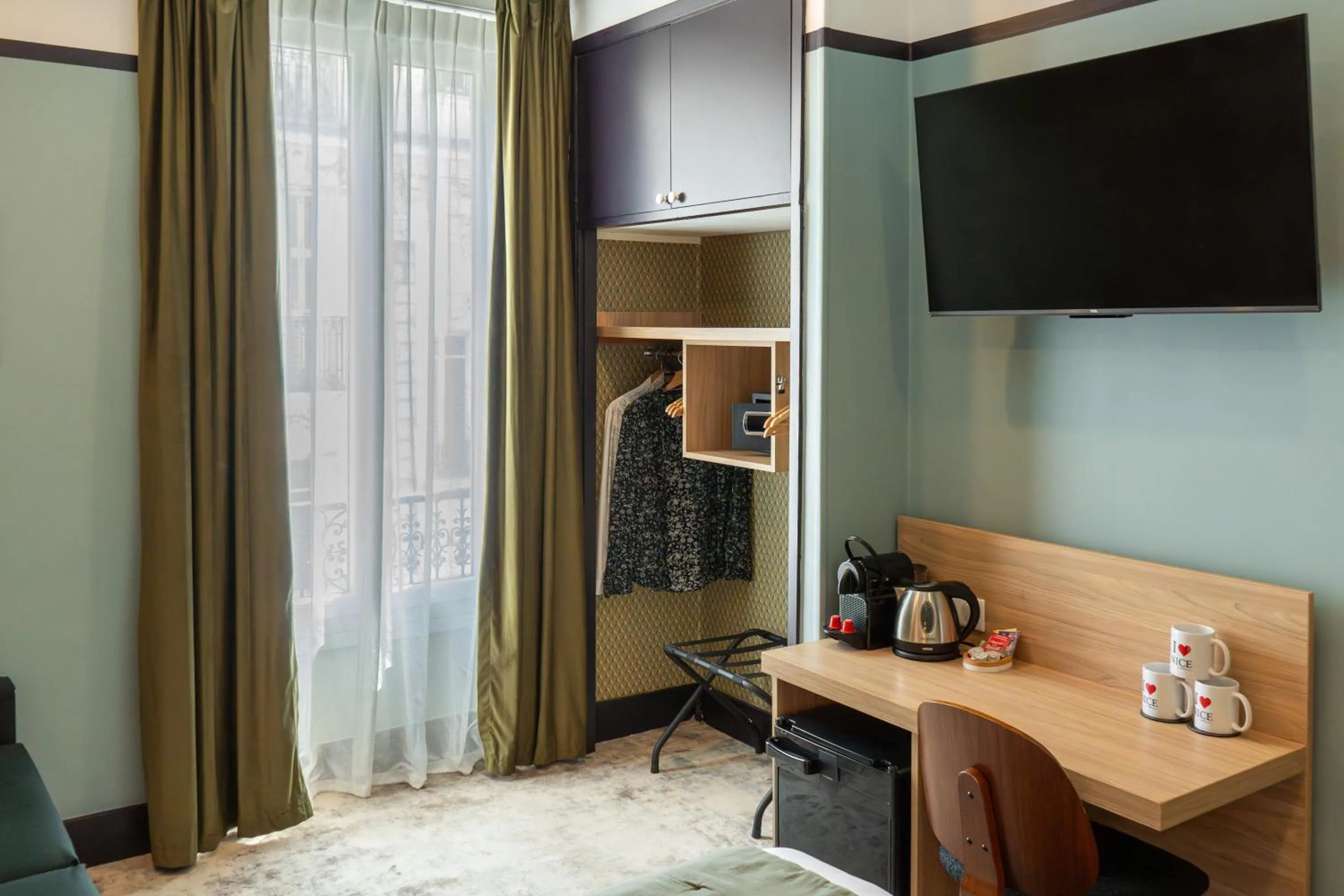 Photo of the whole room in Hôtel de France, un hôtel AMMI