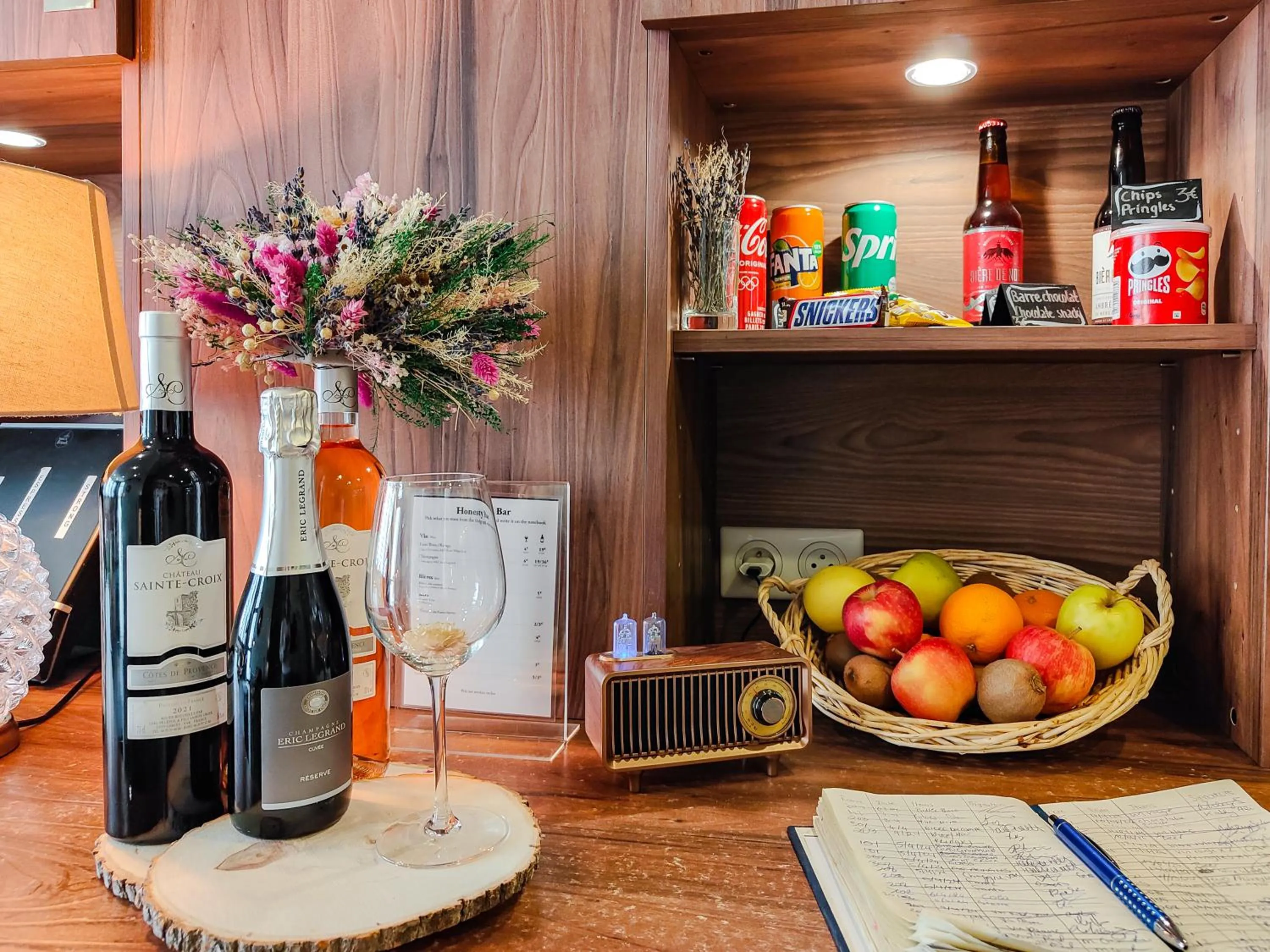 Lounge or bar in Hôtel de France, un hôtel AMMI