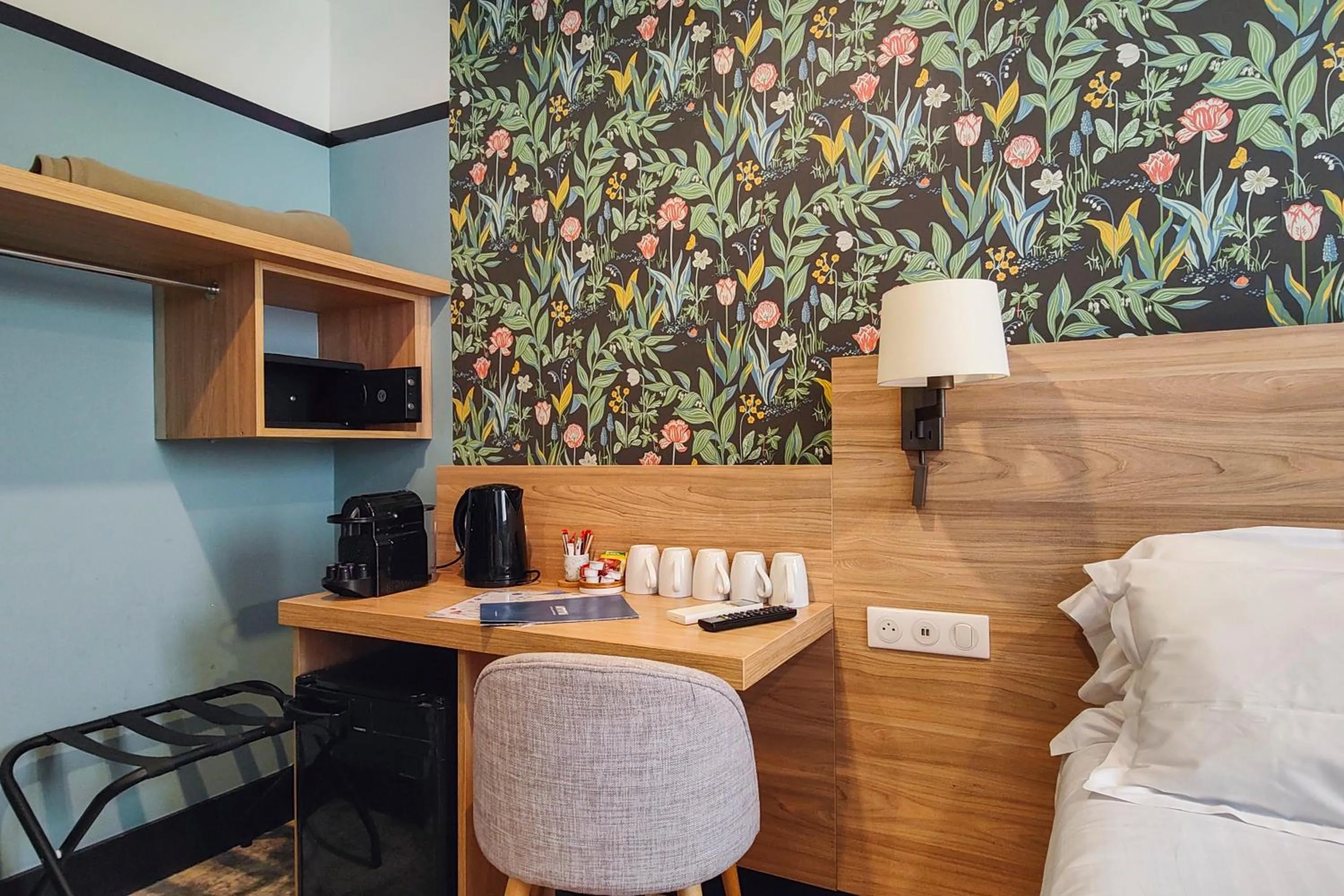 Coffee/tea facilities, Bed in Hôtel de France, un hôtel AMMI