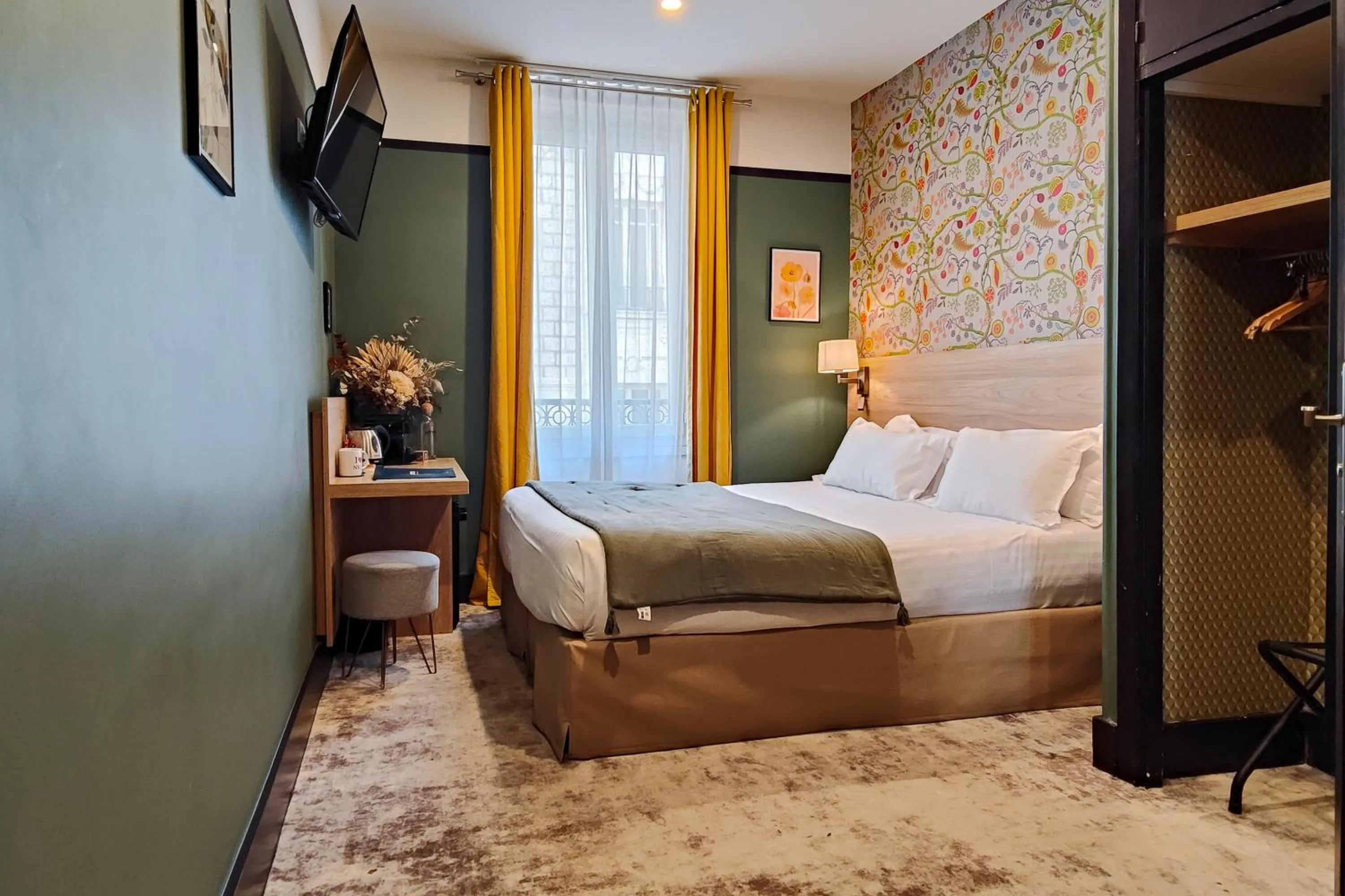 Photo of the whole room, Bed in Hôtel de France, un hôtel AMMI